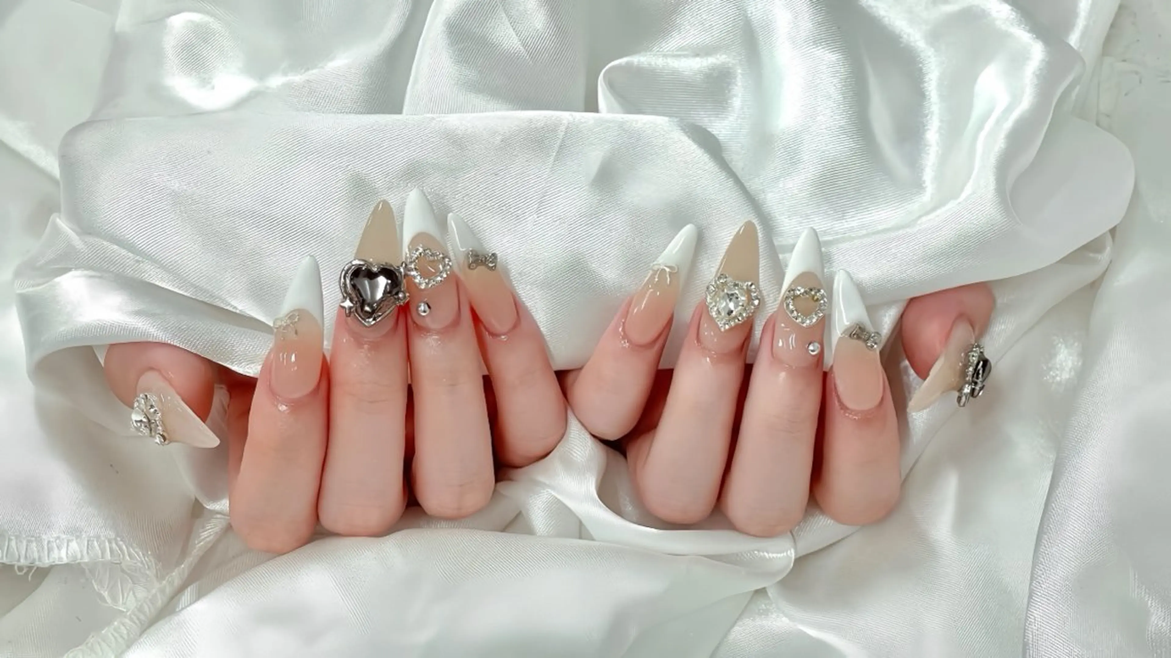 ネイル ブルー チークネイル 桜ネイル クリアネイル ドット ハンドネイル Rin Nail 新大久保店のネイルデザイン