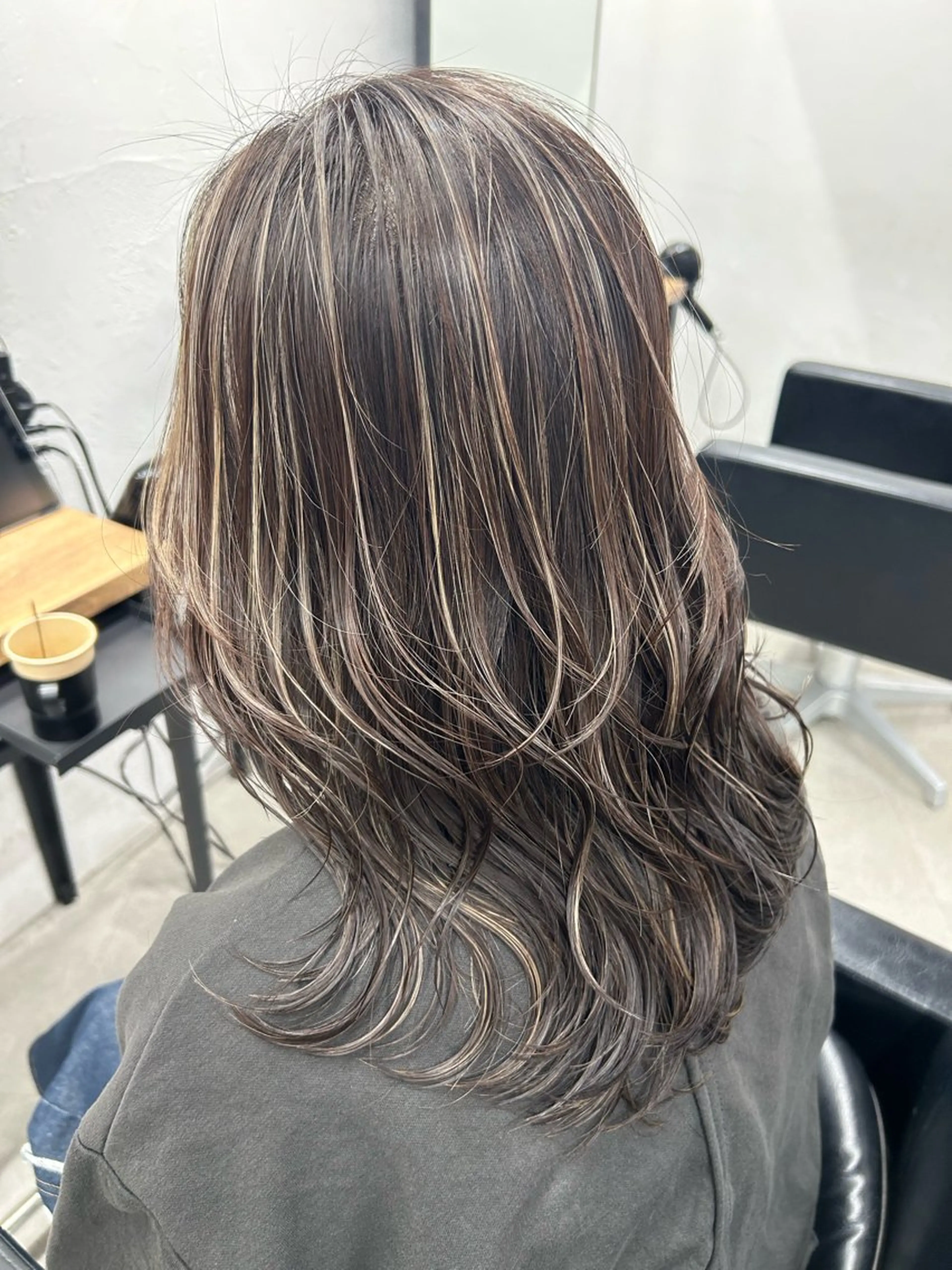 セミロング カラー ブリーチ ケアブリーチ ハイライトカラー ハイライト トリートメント RYOSUKE ハイトーンのヘアスタイル