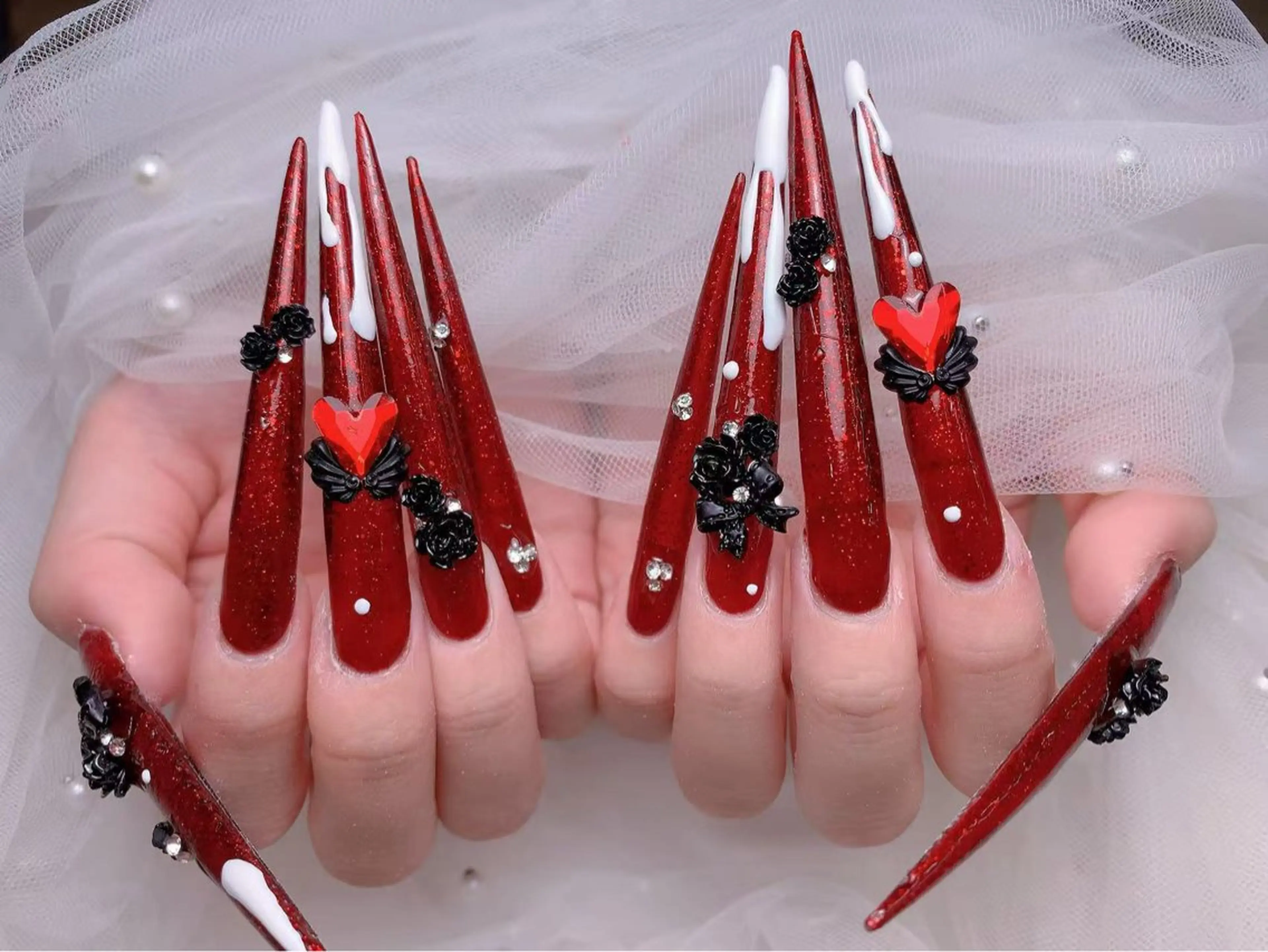 ネイル ラメ(グリッター) 赤色 ホワイト ハンドネイル ネイルサロン lotusのネイルデザイン