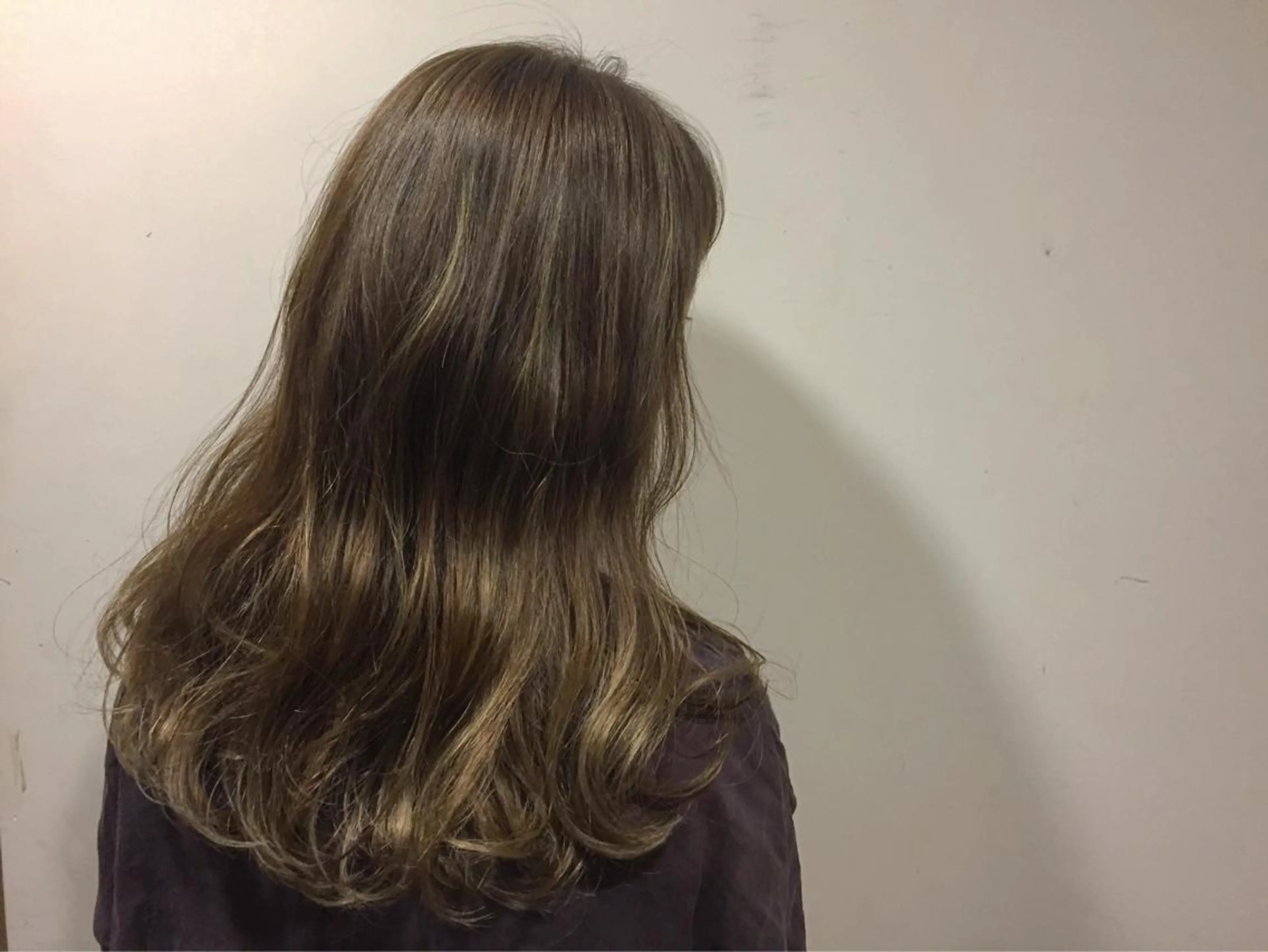 ロング カラー ツキノキ ミナのヘアスタイル