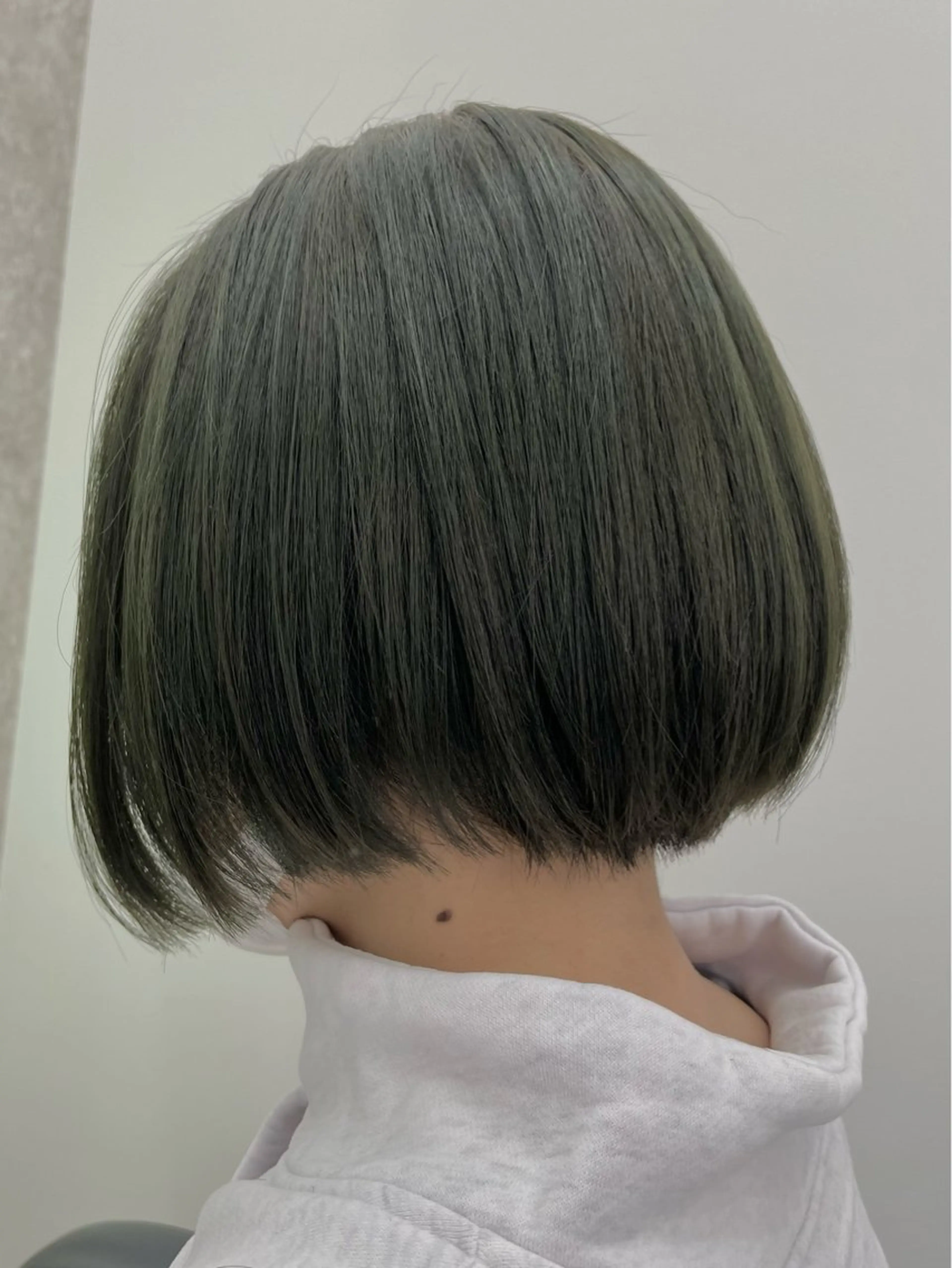 ショート カラー ブリーチ グレージュ ブリーチなしカラー オリーブグレージュ オリーブグレー カット ヘアカラー トリートメント 佐々木 達也のヘアスタイル