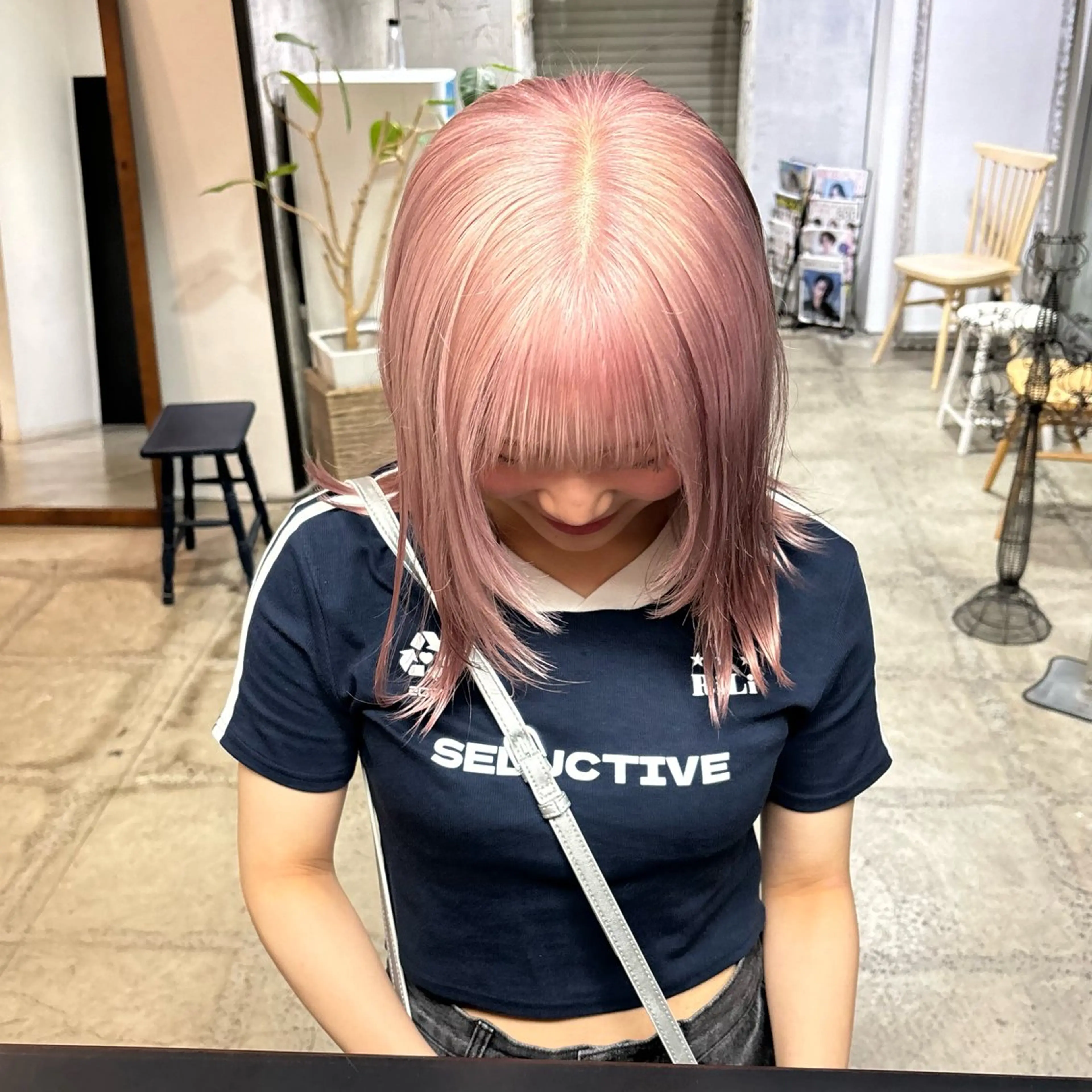 カラー ブリーチ ピンクカラー 的場 莉音のヘアスタイル