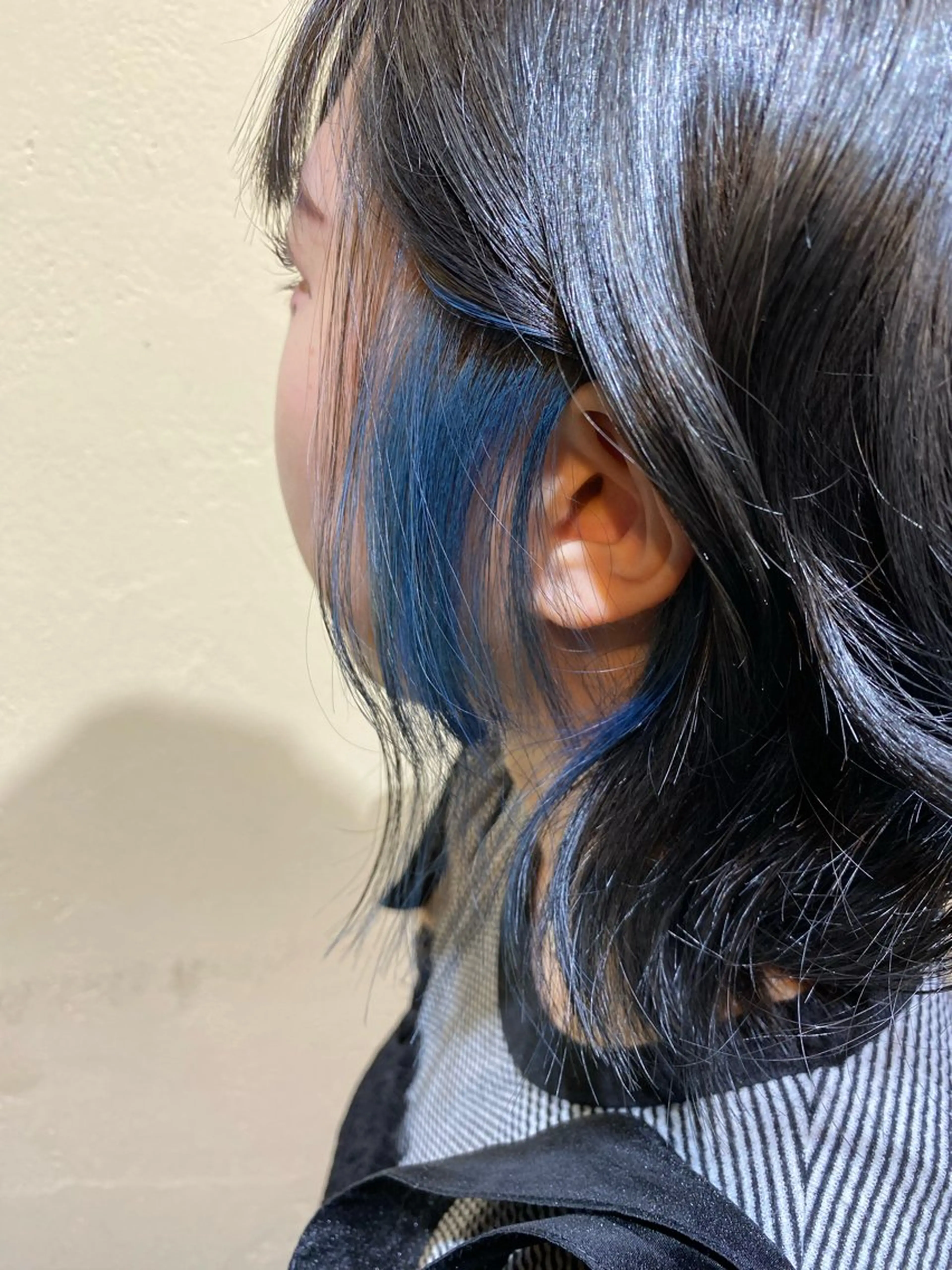 ミディアム カラー 黒髪 ブリーチ ブルーカラー ブルーブラック ブルーグレー ヘアカラー トリートメント saya （サヤ）のヘアスタイル