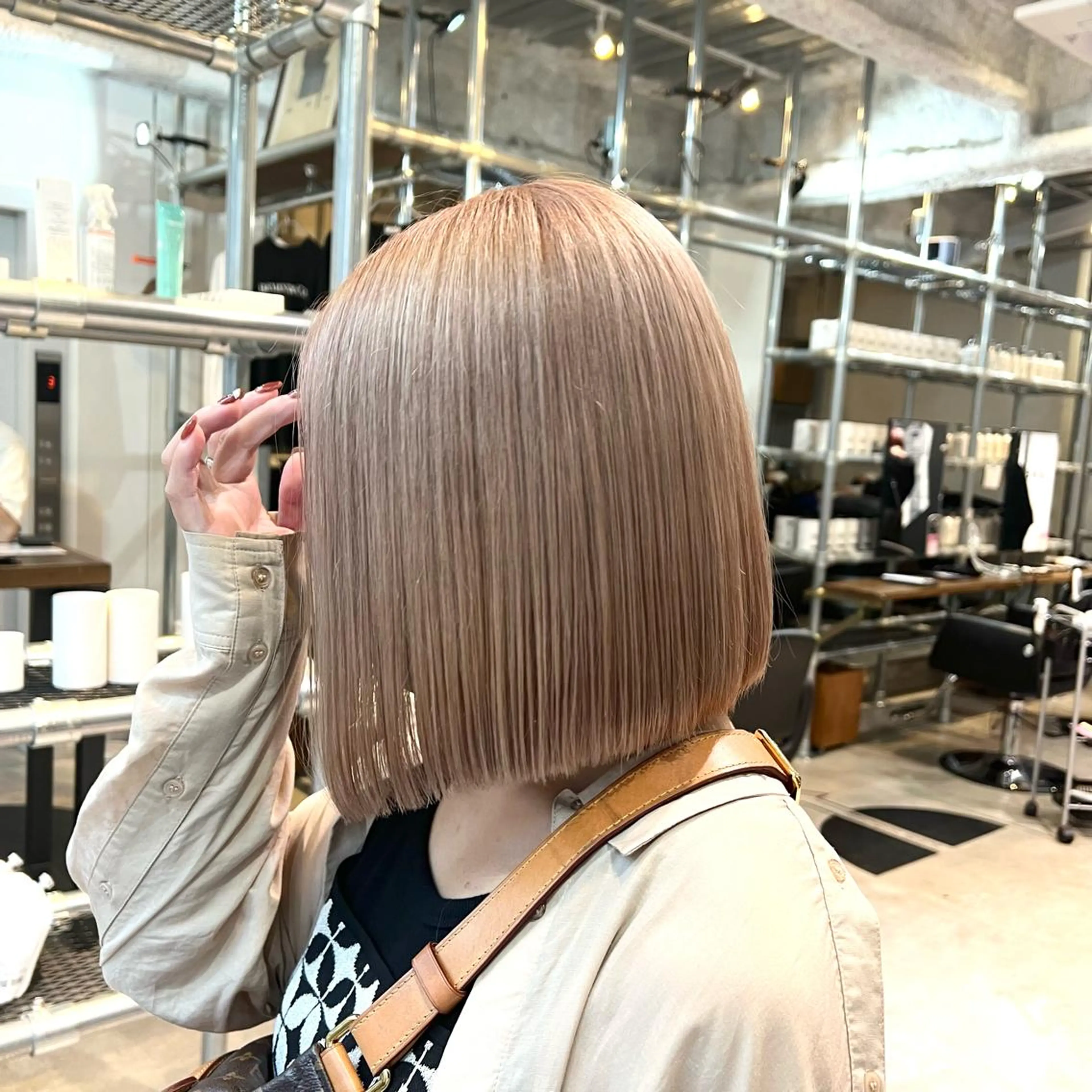 ショート カラー ブロンド ヘアカラー トリートメント 宮下 愛璃紗のヘアスタイル