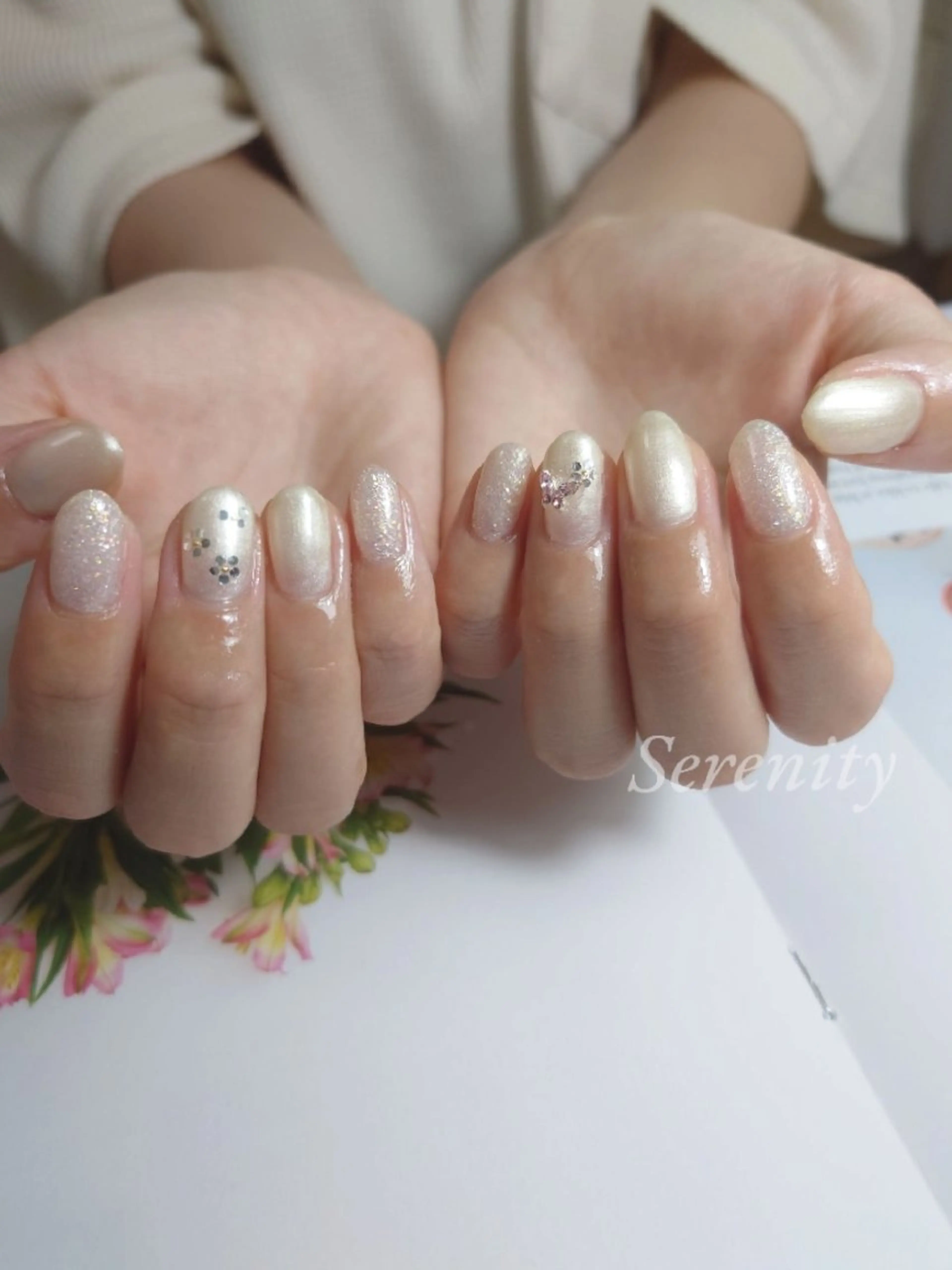 ネイル ラメ(グリッター) パステルネイル ホワイト 黄色 nail  serenityのネイルデザイン