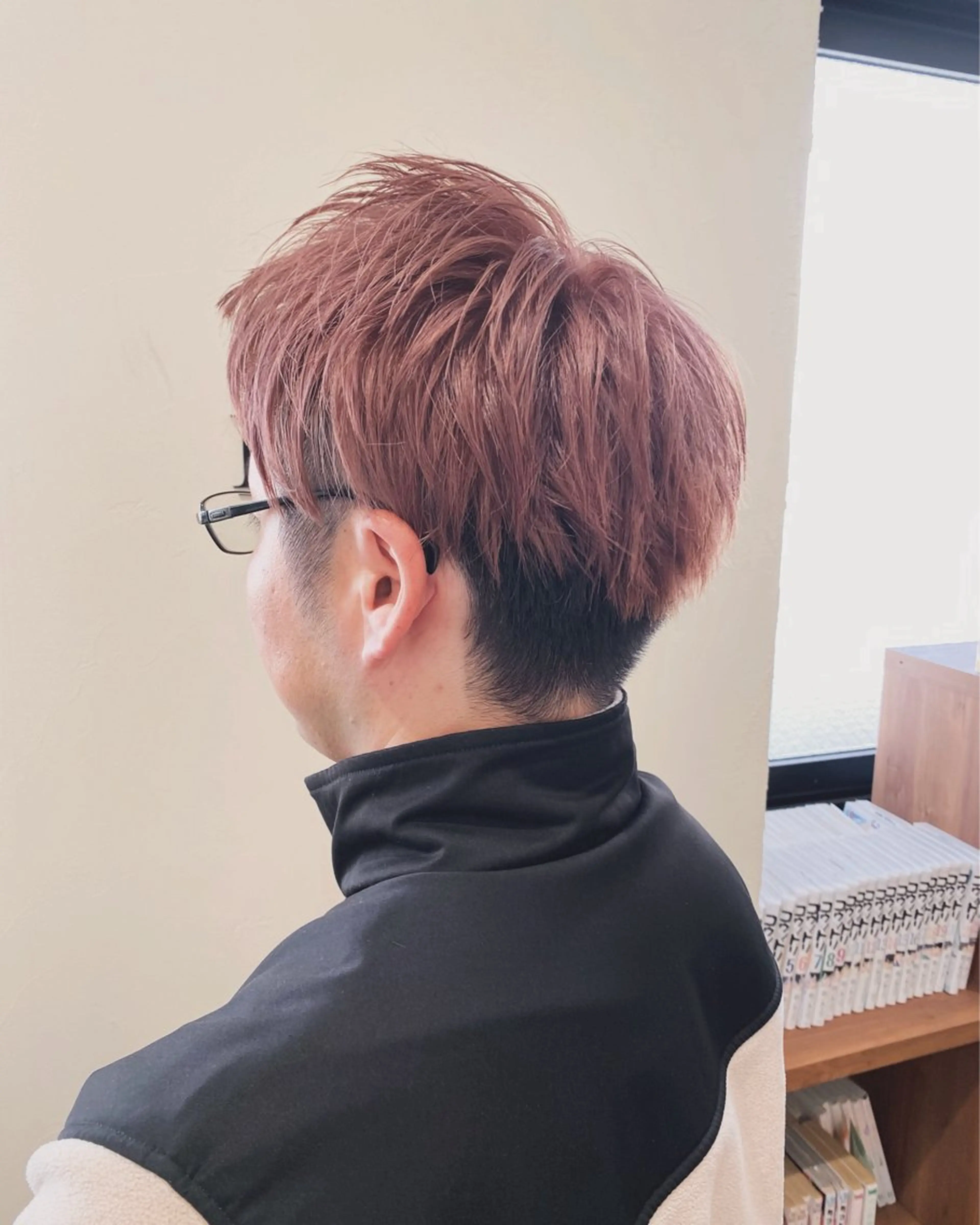 ショート カラー メンズ ベージュカラー ピンクカラー ピンクベージュ カット ヘアカラー 三戸 修平のヘアスタイル