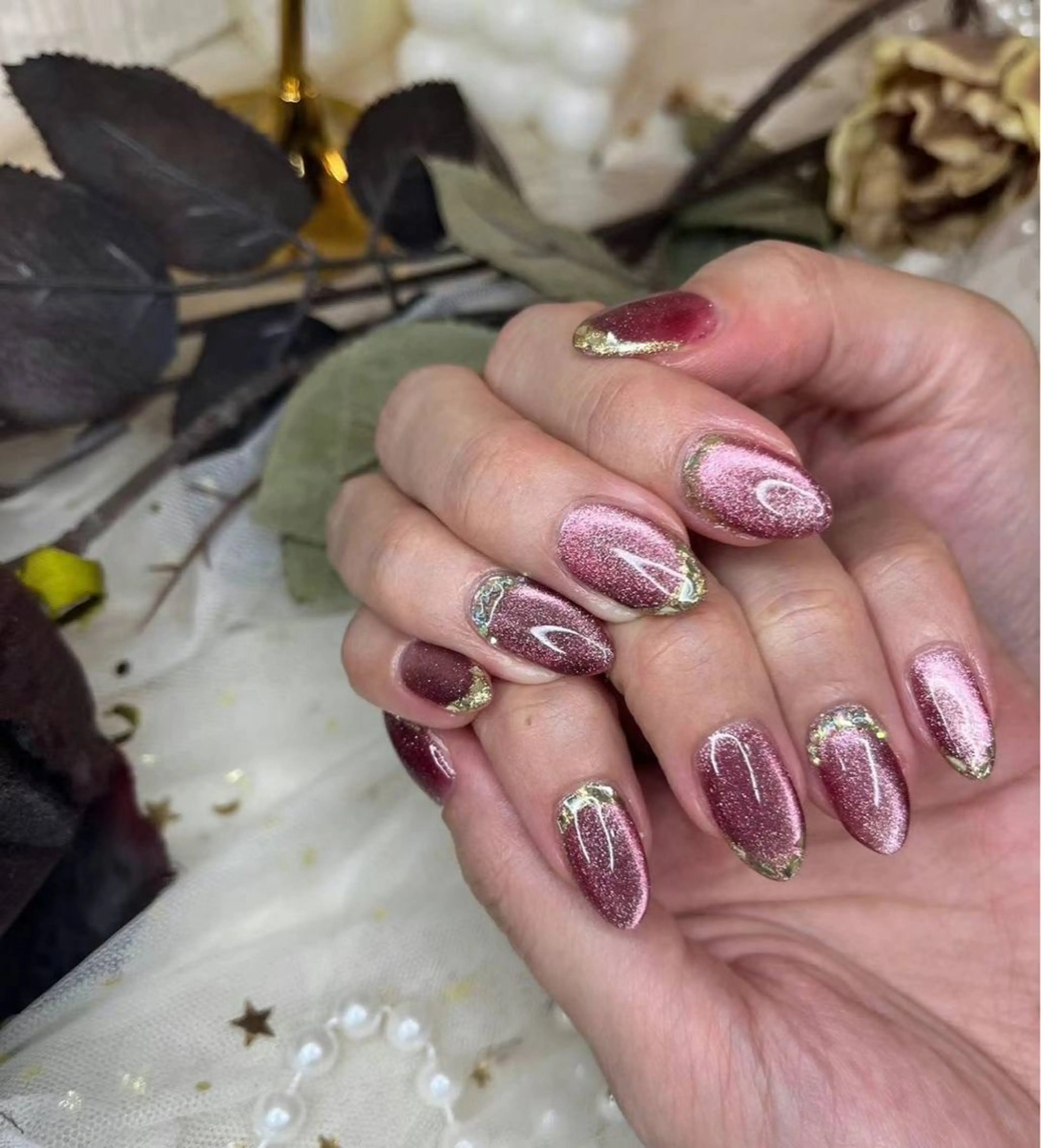 ネイル ゴールド マグネットネイル ミラーネイル 赤色 Babarla Nailのネイルデザイン