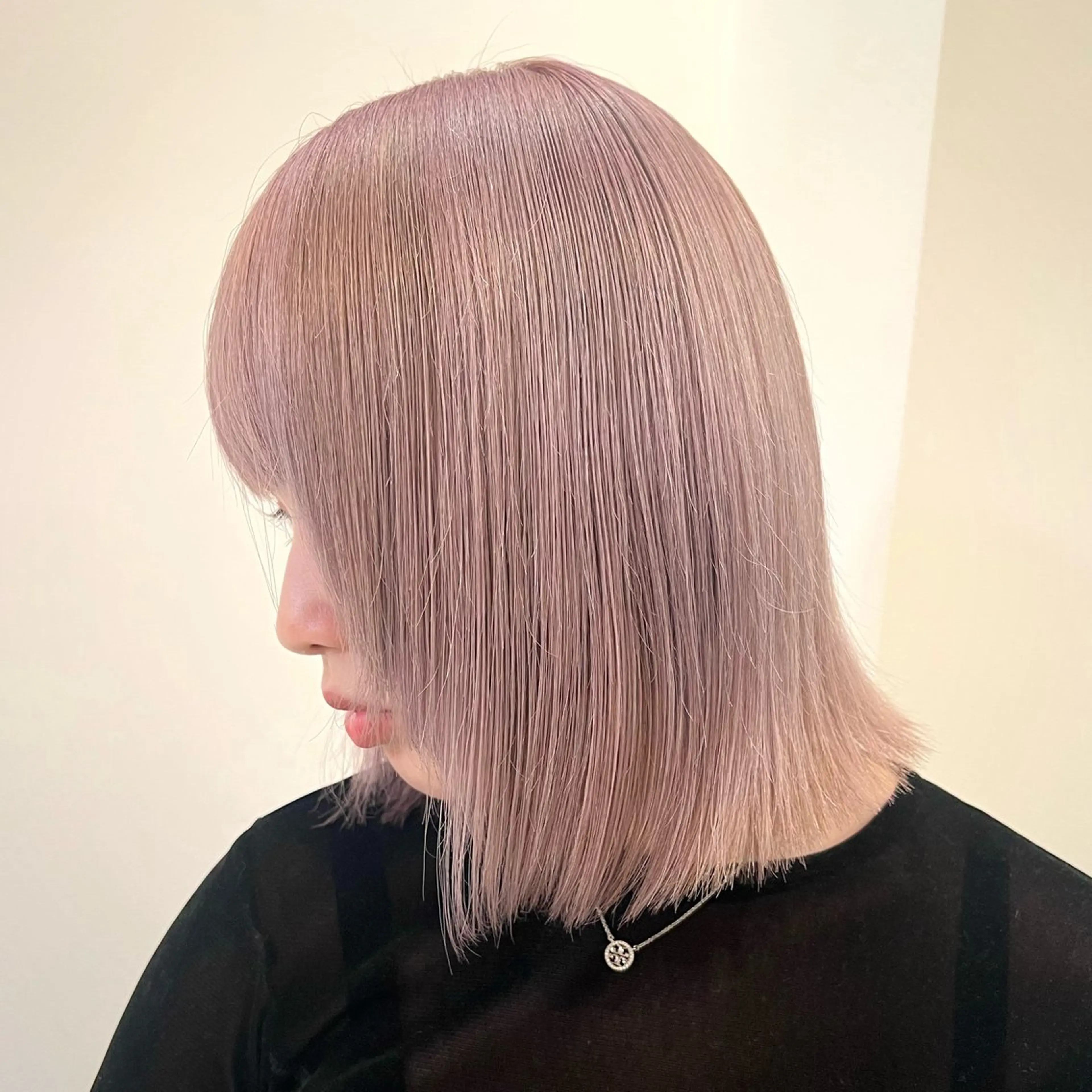 ミディアム カラー ピンクカラー シルバー ヘアカラー Ami ブリーチ/ハイトーンのヘアスタイル