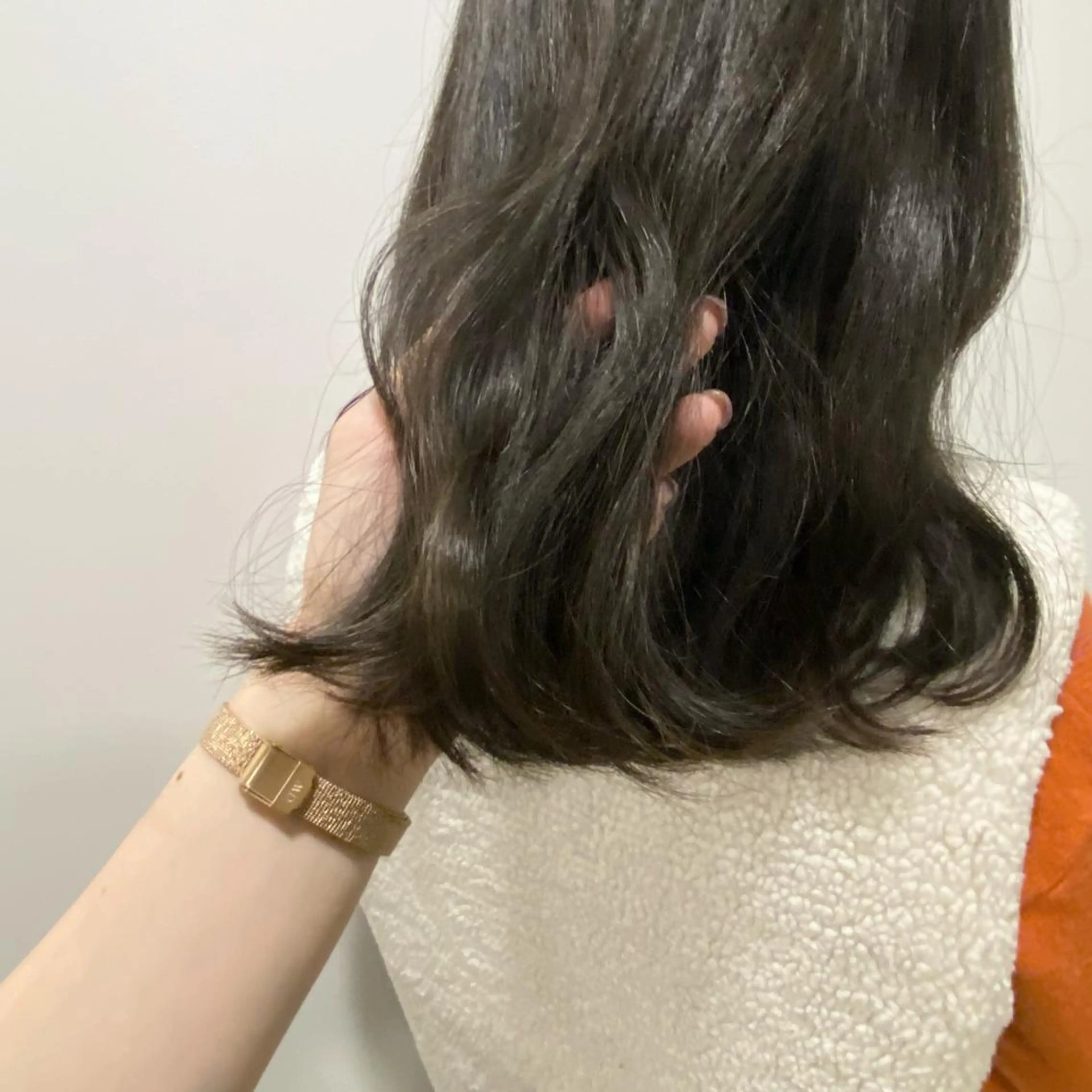 ミディアム カラー ベージュカラー オリーブベージュ 透明感カラー/顔周り レイヤー/髪質改善のヘアスタイル