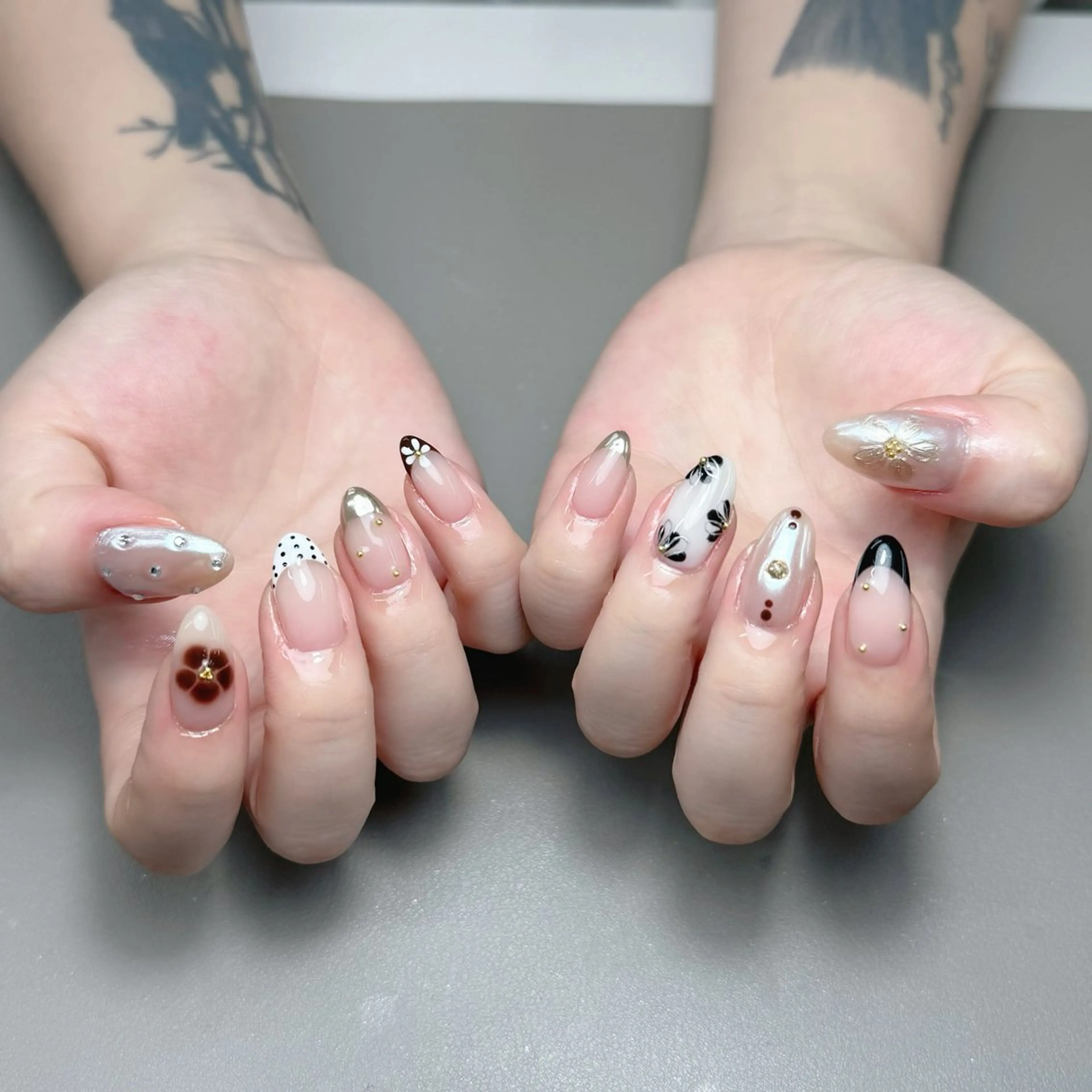 ネイル アートネイル フレンチネイル ジェルネイル ハート キラキラネイル ハンドネイル ハンドケア 🌸Hana 🌸のネイルデザイン