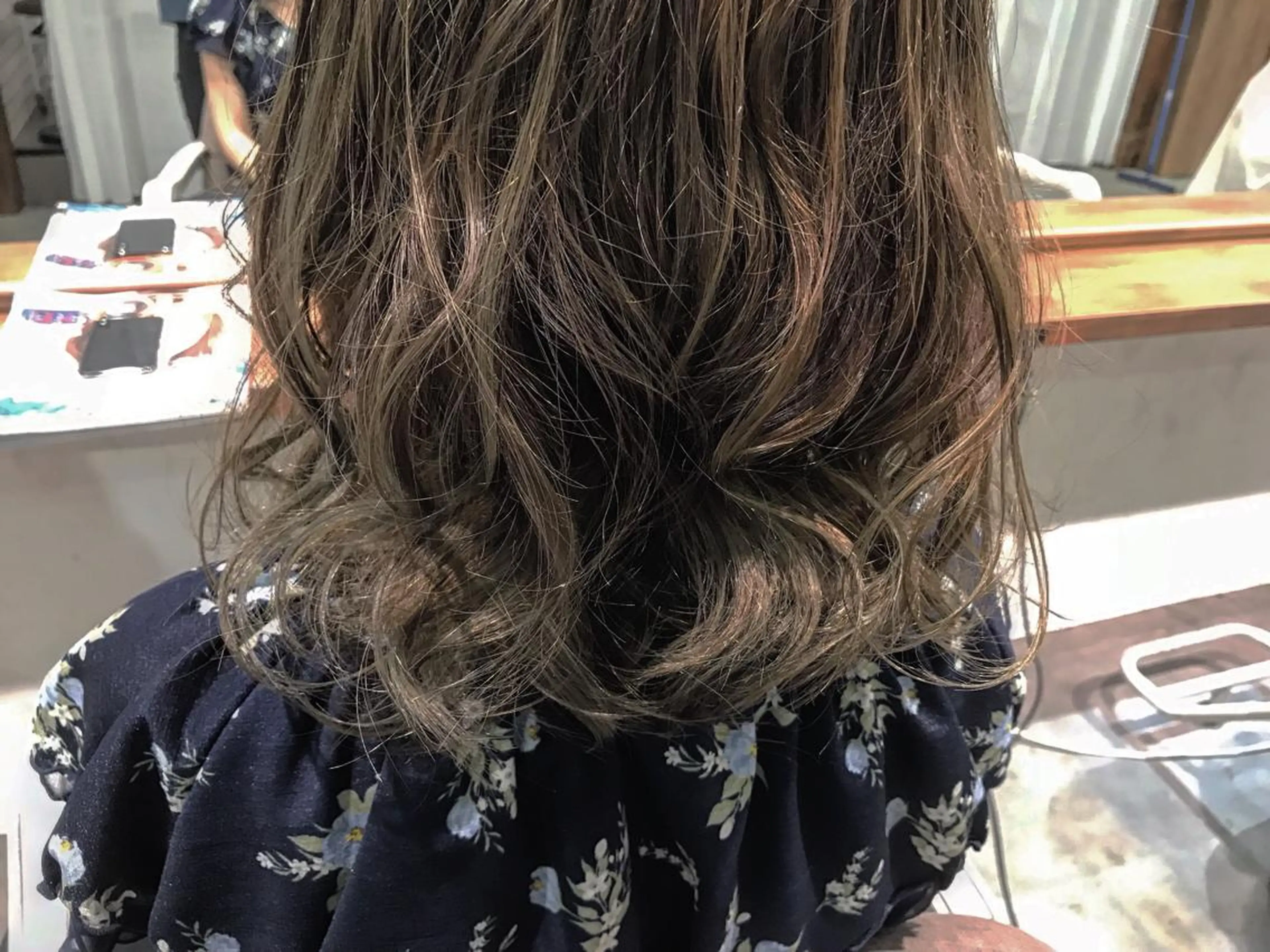 セミロング カラー ベージュカラー ハイライトカラー ハイライト カット 磧本 祐里恵のヘアスタイル
