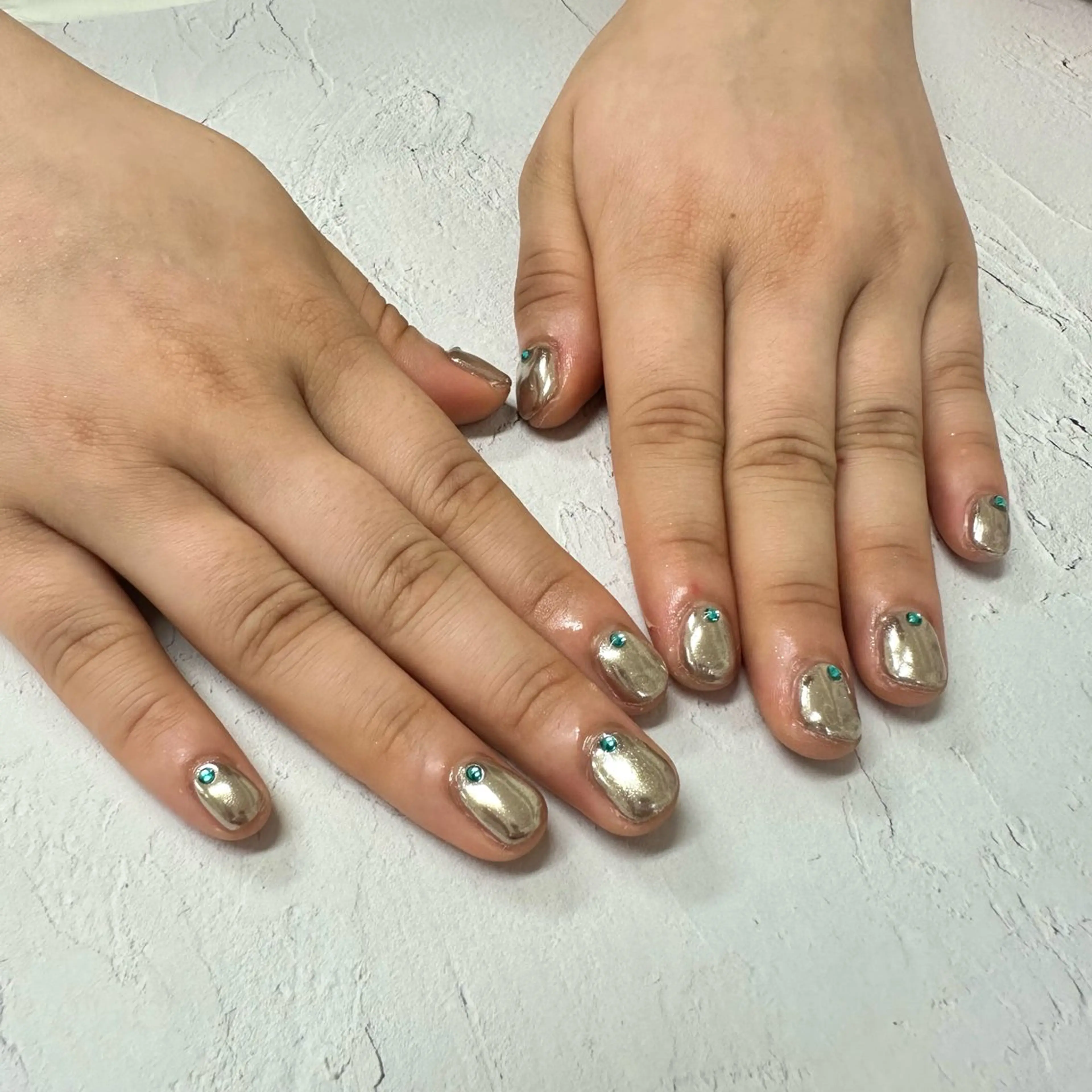 ネイル ミラーネイル Nail&Beaut yコルン　SARAのネイルデザイン
