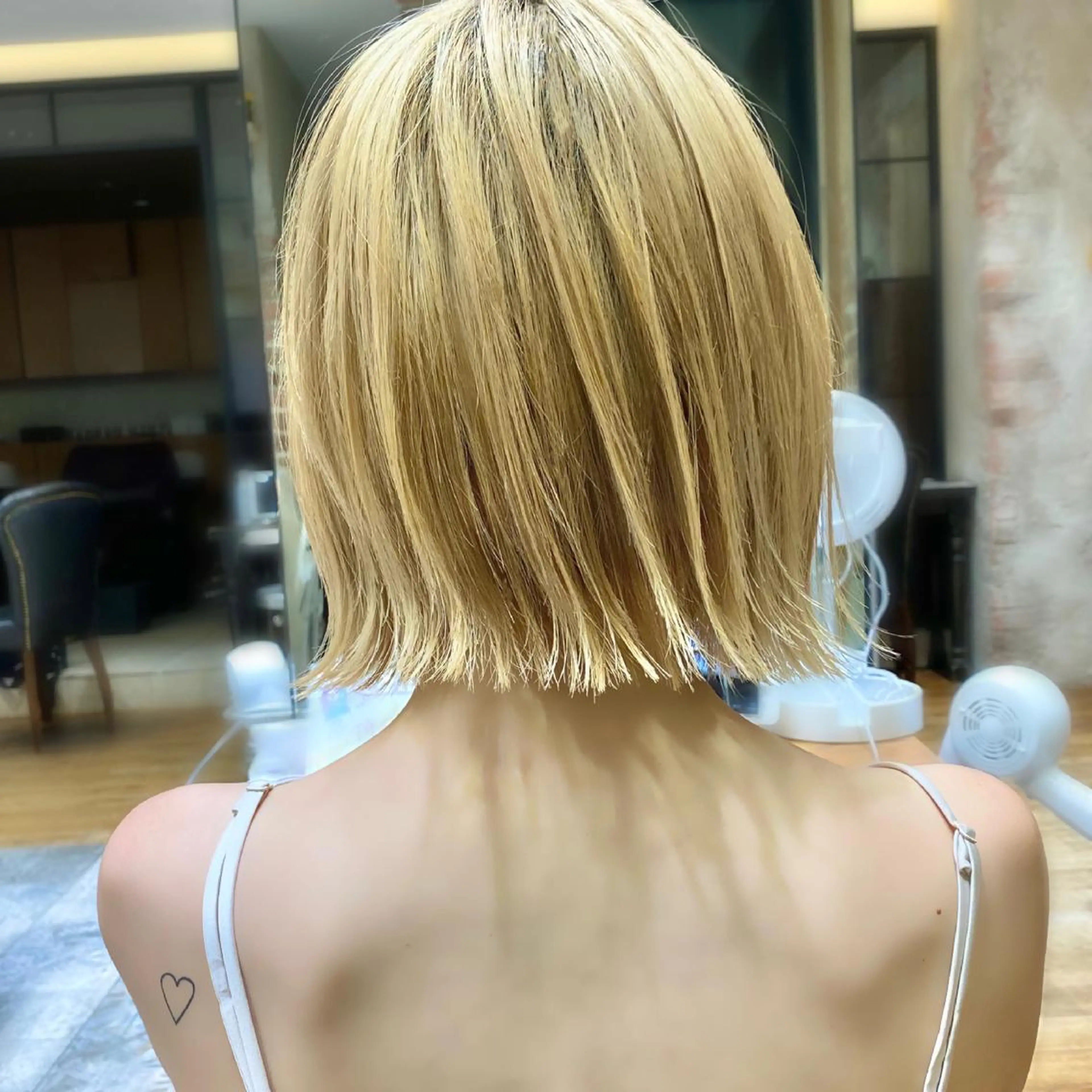 ショート カラー 切りっぱなしボブ ショートボブ ベージュカラー ブリーチ ケアブリーチ カット ヘアカラー トリートメント ショート、ボブの神✨ 峯朋也✂︎✨のヘアスタイル