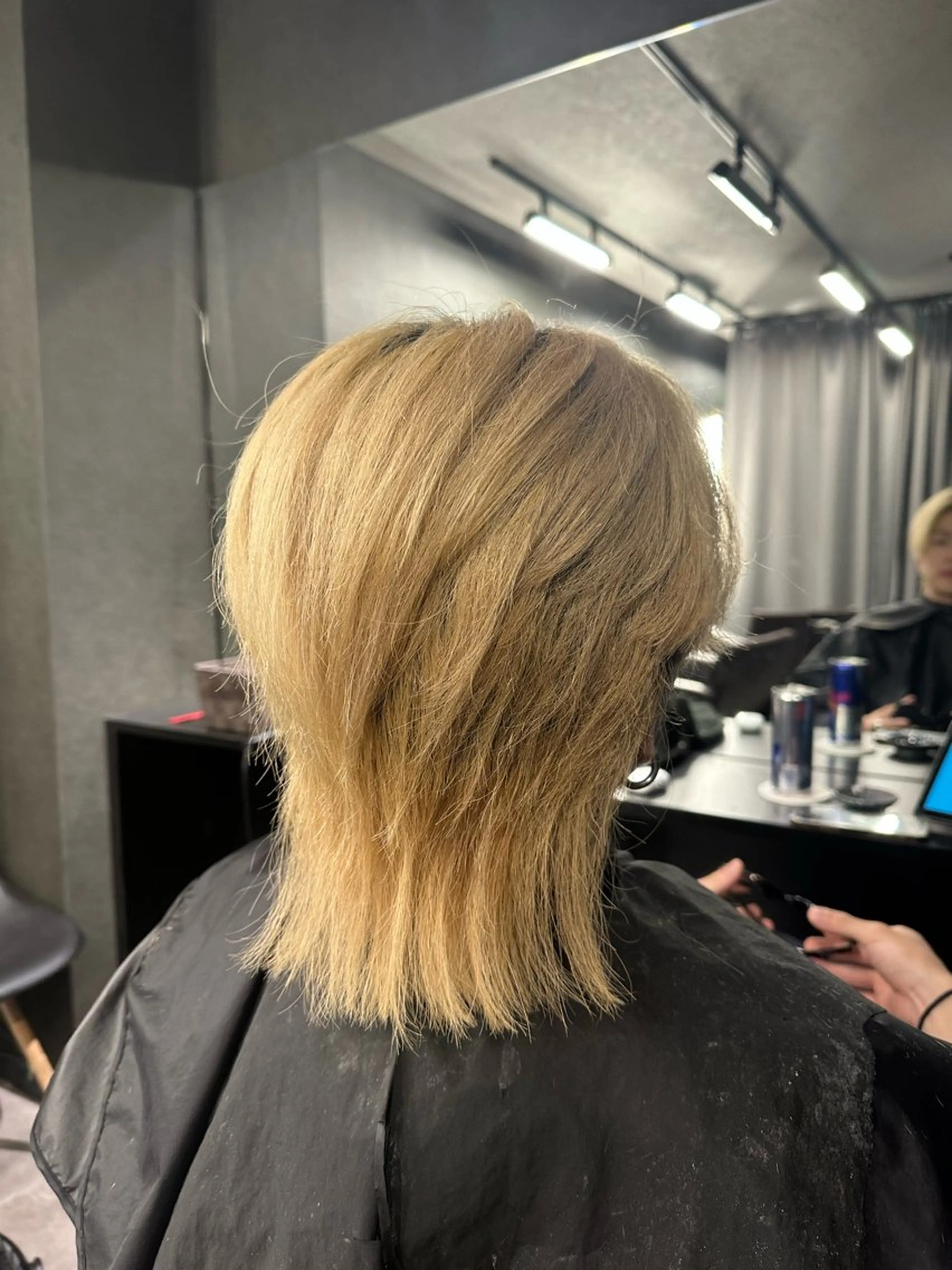 カラー メンズ TAKUMI ハイトーン/ウルフのヘアスタイル