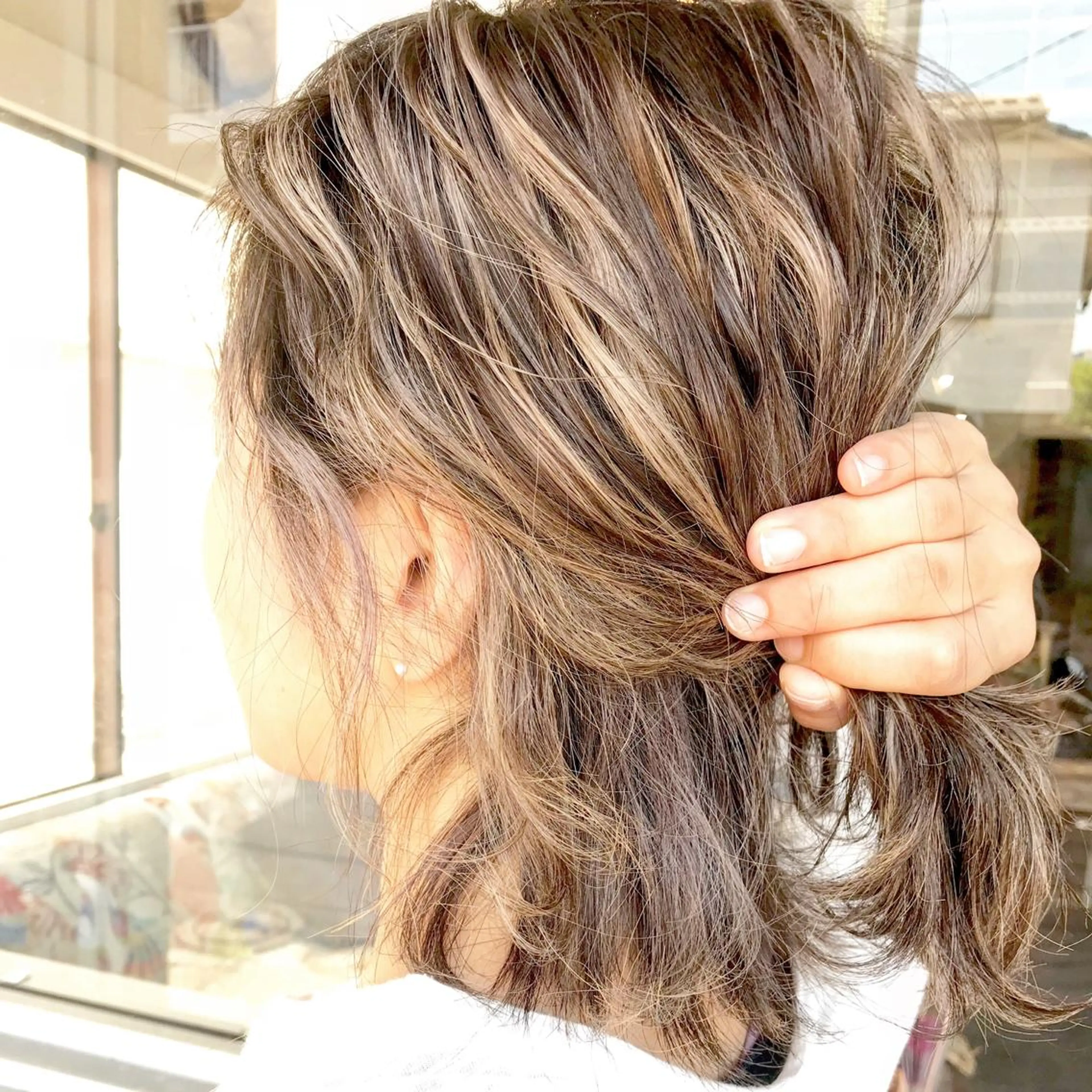 ミディアム カラー ヘアアレンジ お団子ヘア 切りっぱなしボブ バレイヤージュ ブリーチ グラデーションカラー Mariana/ 鶴原-ハイライトのヘアスタイル