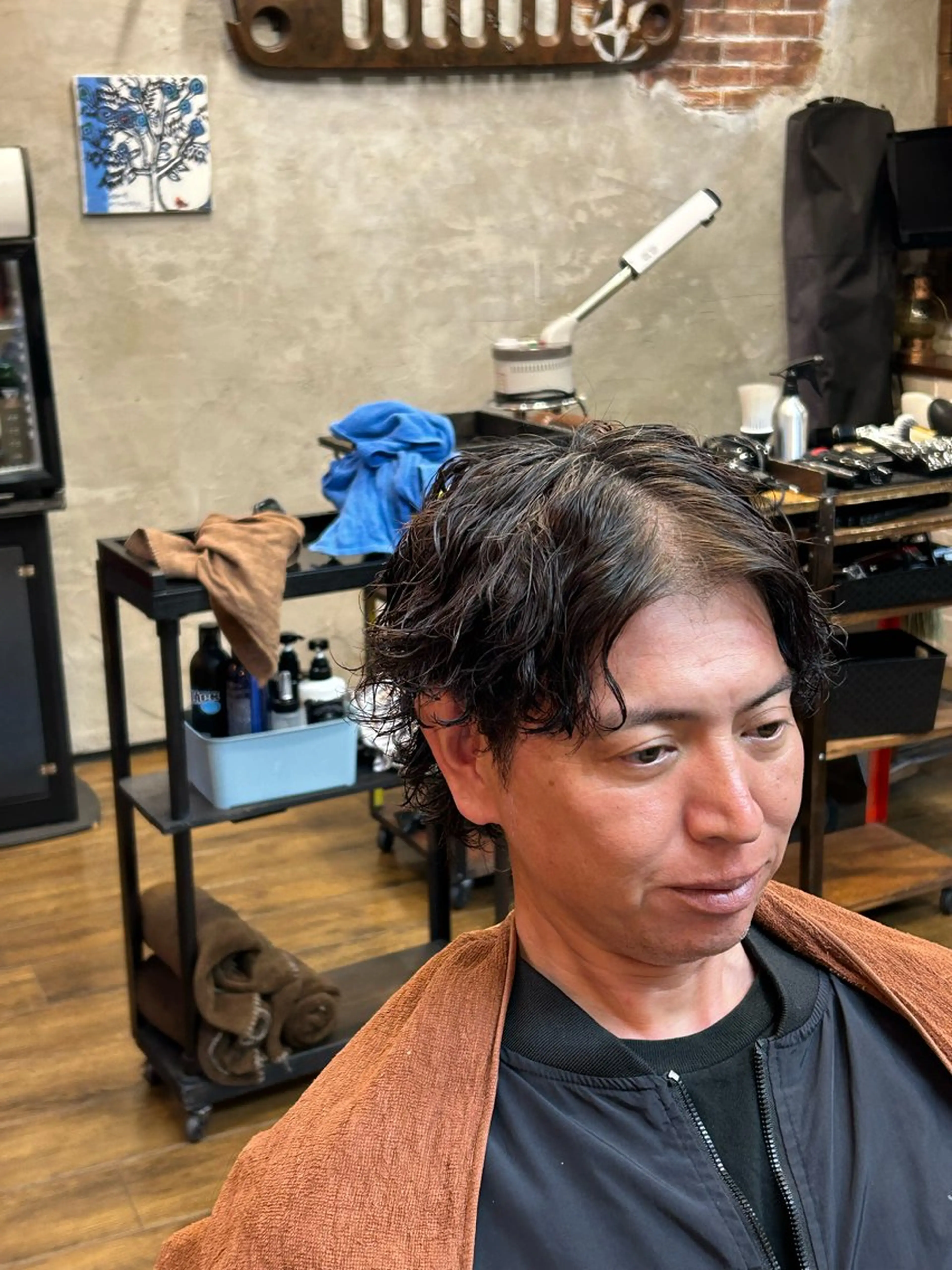 ミディアム パーマ メンズ ミディアムパーマ センターパート メンズパーマ ニュアンスパーマ ナイルプラス所属・ナイルプラス ヨウのヘアスタイル