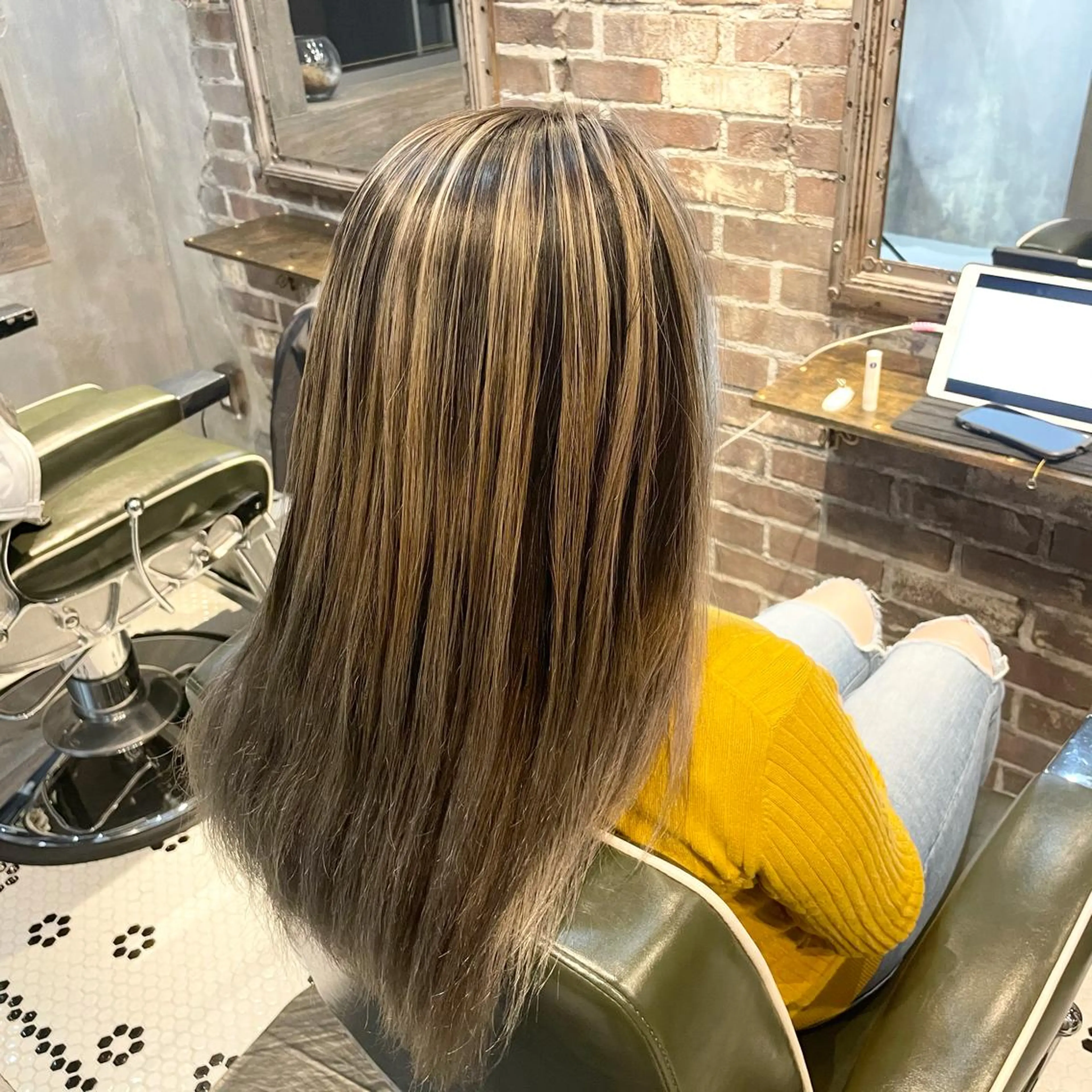 ロング カラー アッシュ 透明感カラー ハイライトカラー ハイトーンカラー イルミナカラー La vielle 西峠のヘアスタイル