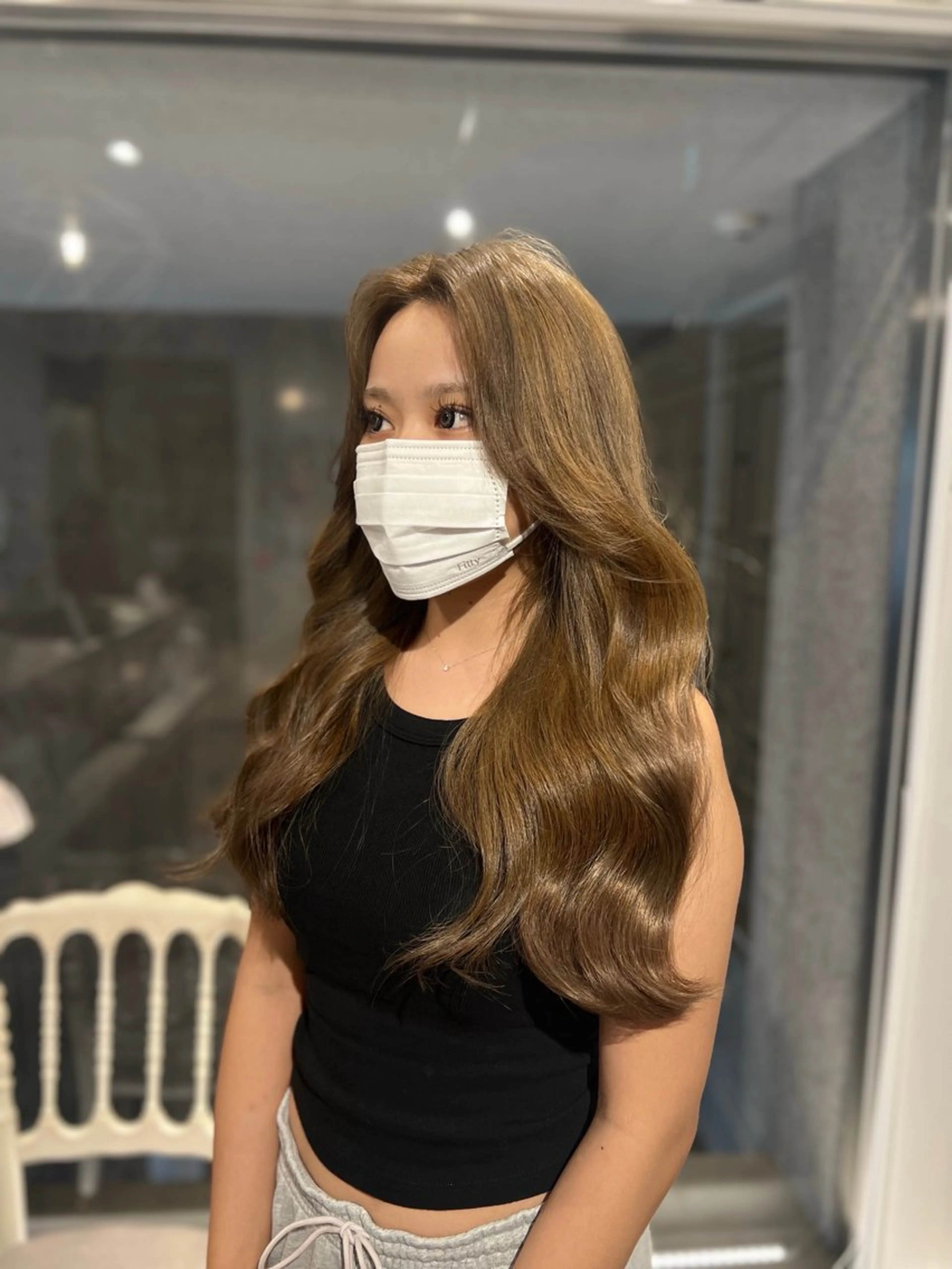 ロング カラー ベージュカラー ブリーチ オリーブベージュ 塚本 希来のヘアスタイル