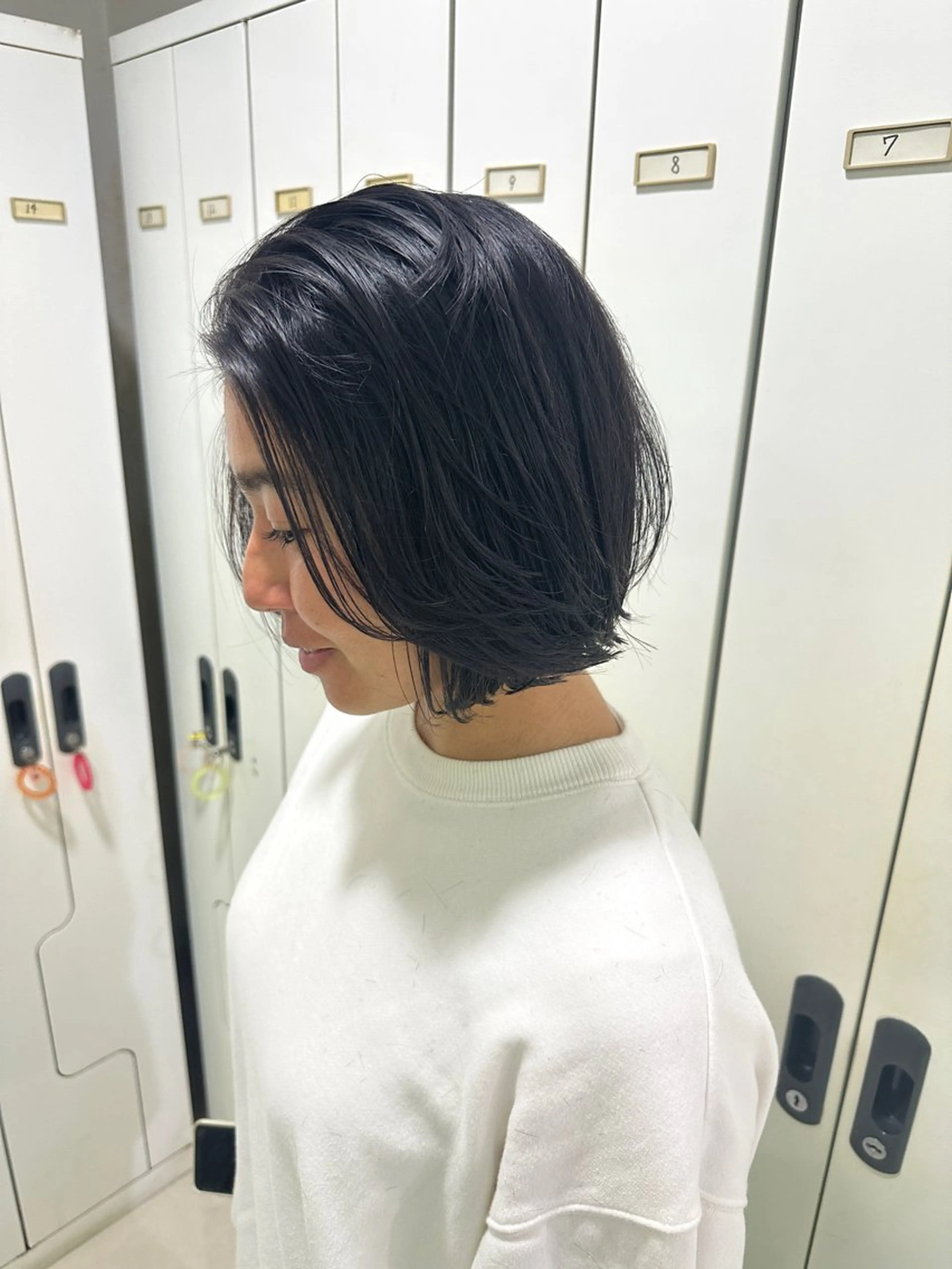 ミディアム かきあげバング レイヤー 艶々カラーのヘアスタイル