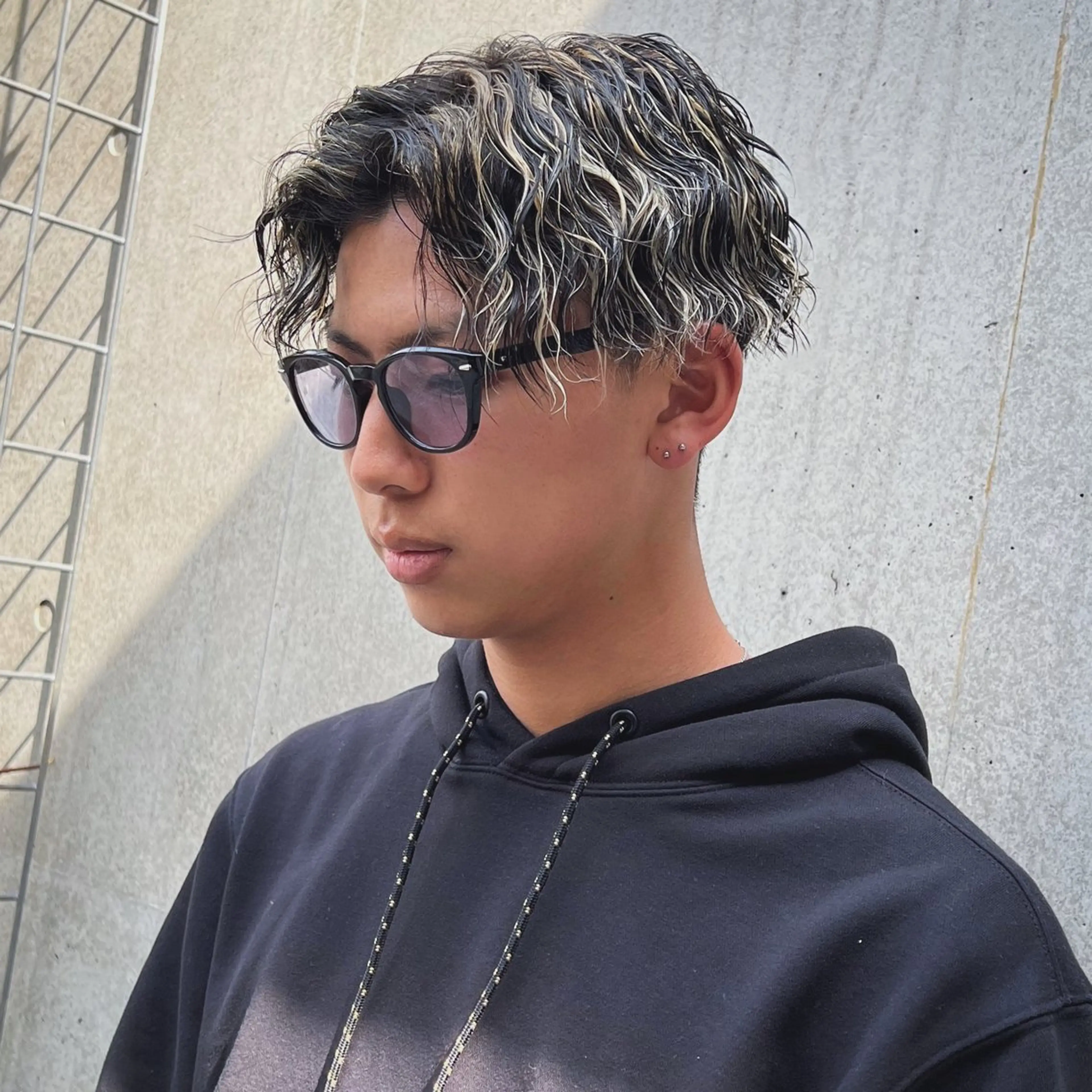 ミディアム カラー パーマ メンズ ミディアムパーマ メンズハイライト メンズメッシュ メンズパーマ ハイライトカラー カット ヘアカラー パーマ トリートメント メンズ特化/パーマ/ メッシュ/竜成のヘアスタイル