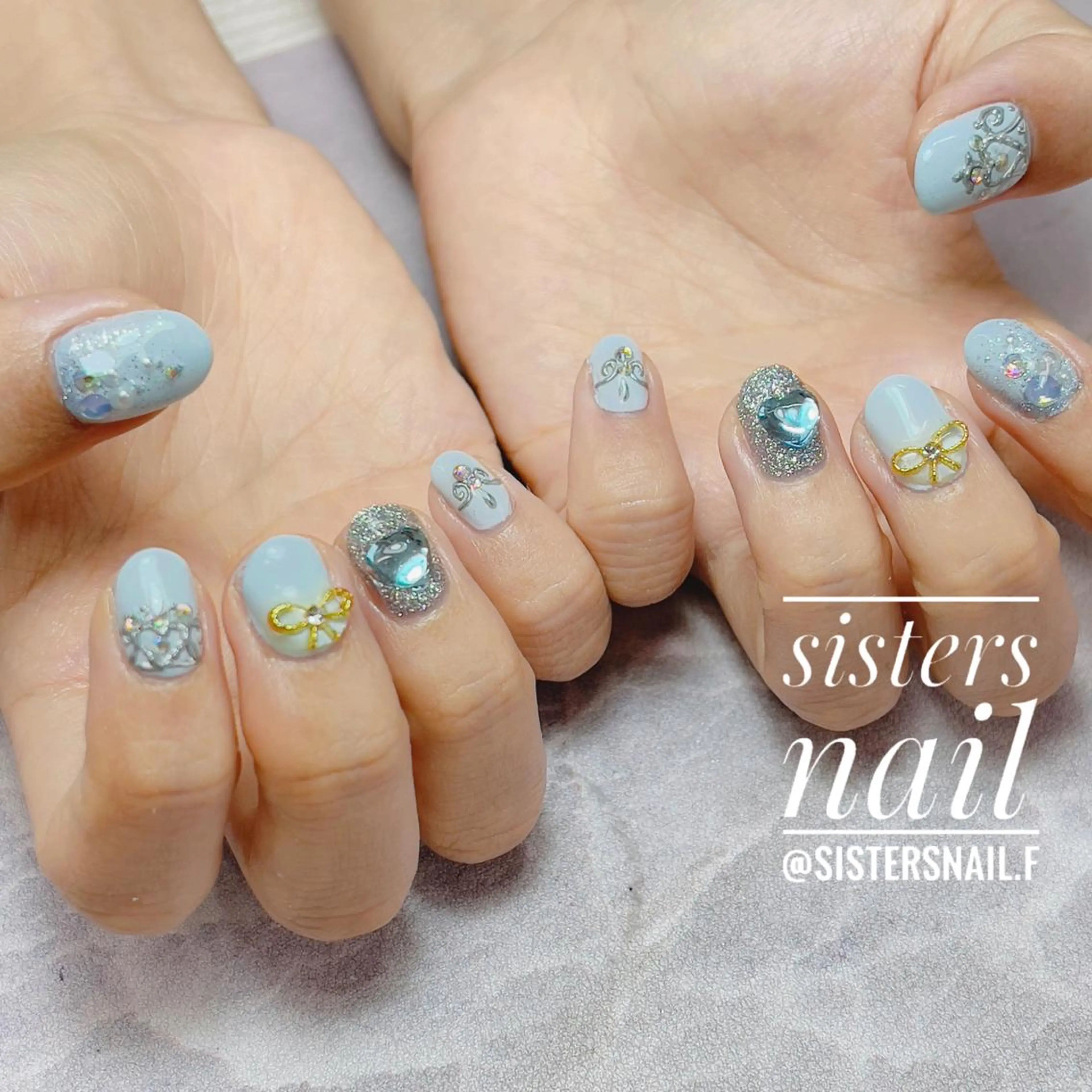 ネイル アートネイル キラキラネイル 水色 ミラーネイル 冬ネイル sisters nail.fのネイルデザイン