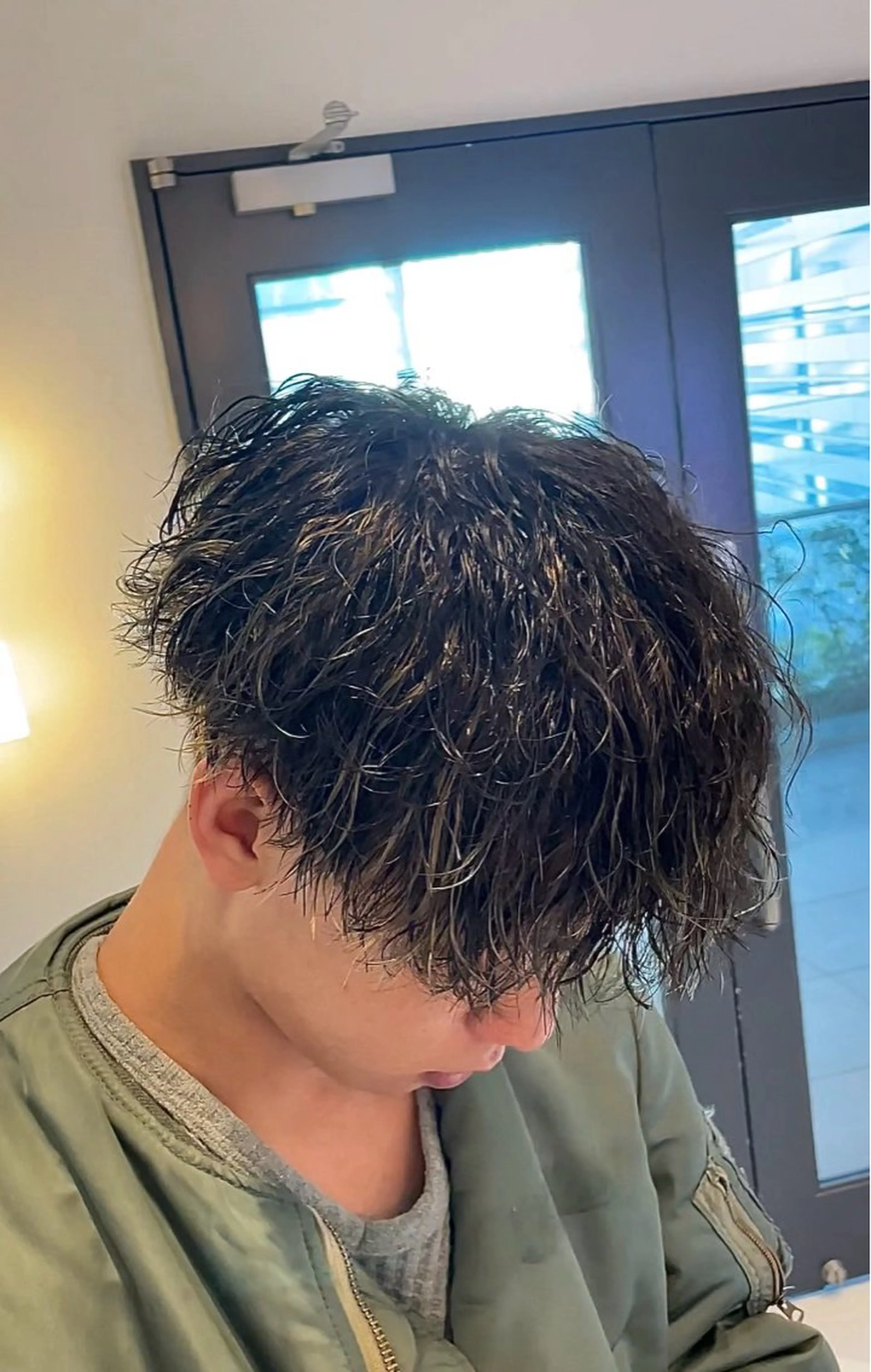 ショート パーマ メンズ メンズハイライト ハイライト 新妻 宥人のヘアスタイル