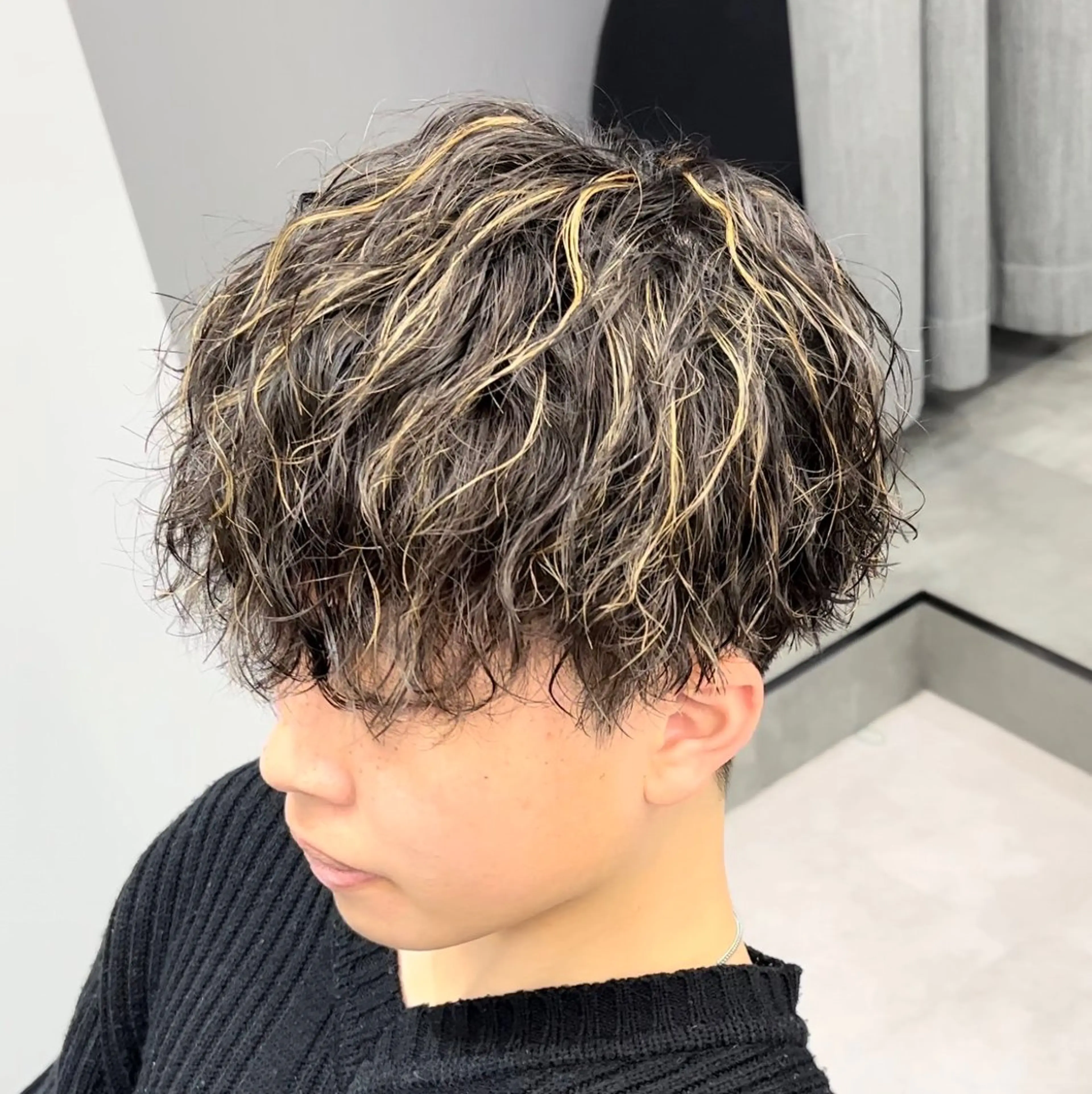 【一気に垢抜け】メンズカット+ハイライト+パーマ　🔥[八王子駅/メンズパーマ/ツイストスパイラル]の写真