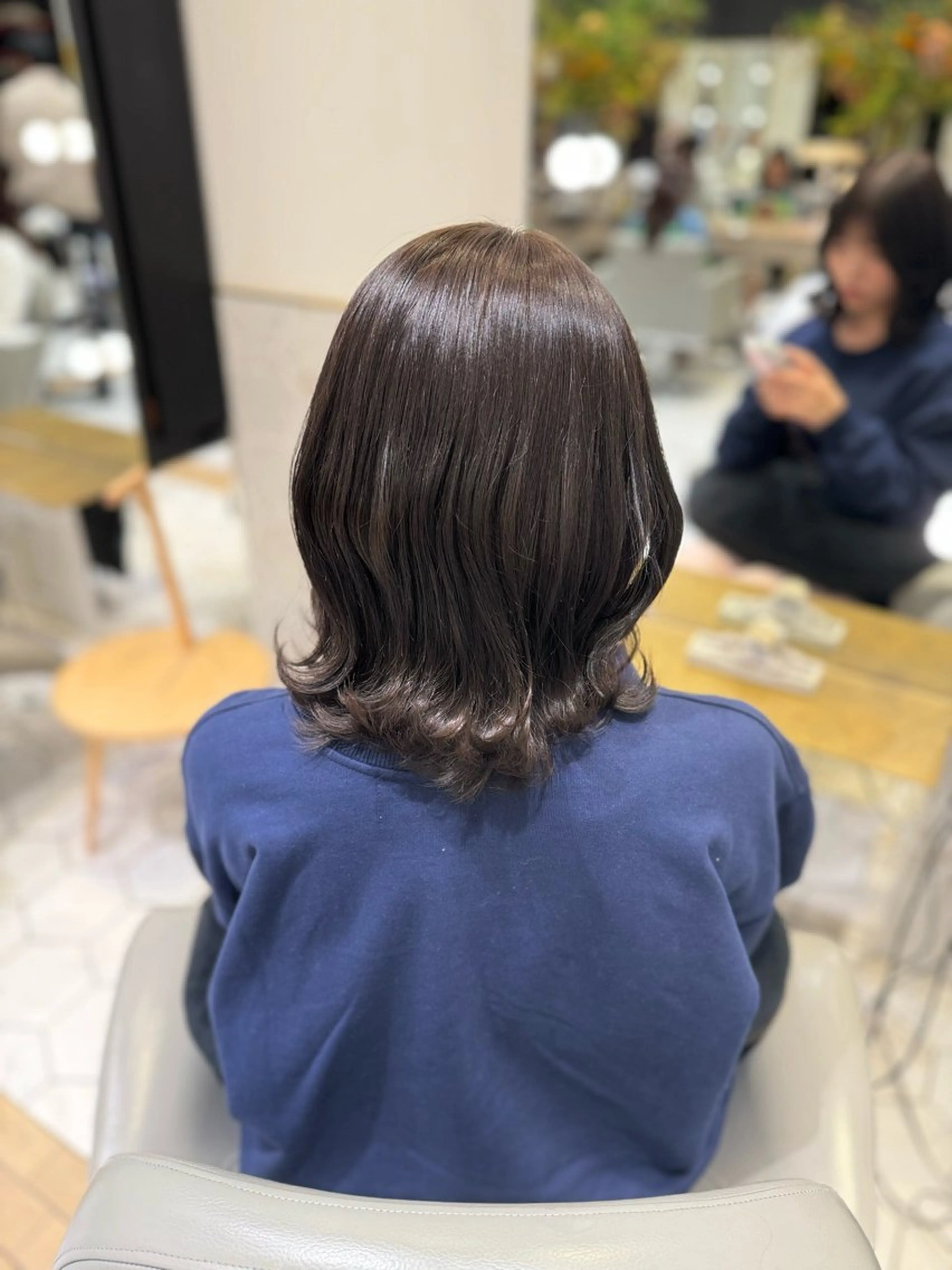 ミディアム カラー グレージュ オリーブグレージュ オリーブグレー costes 今井芽依のヘアスタイル