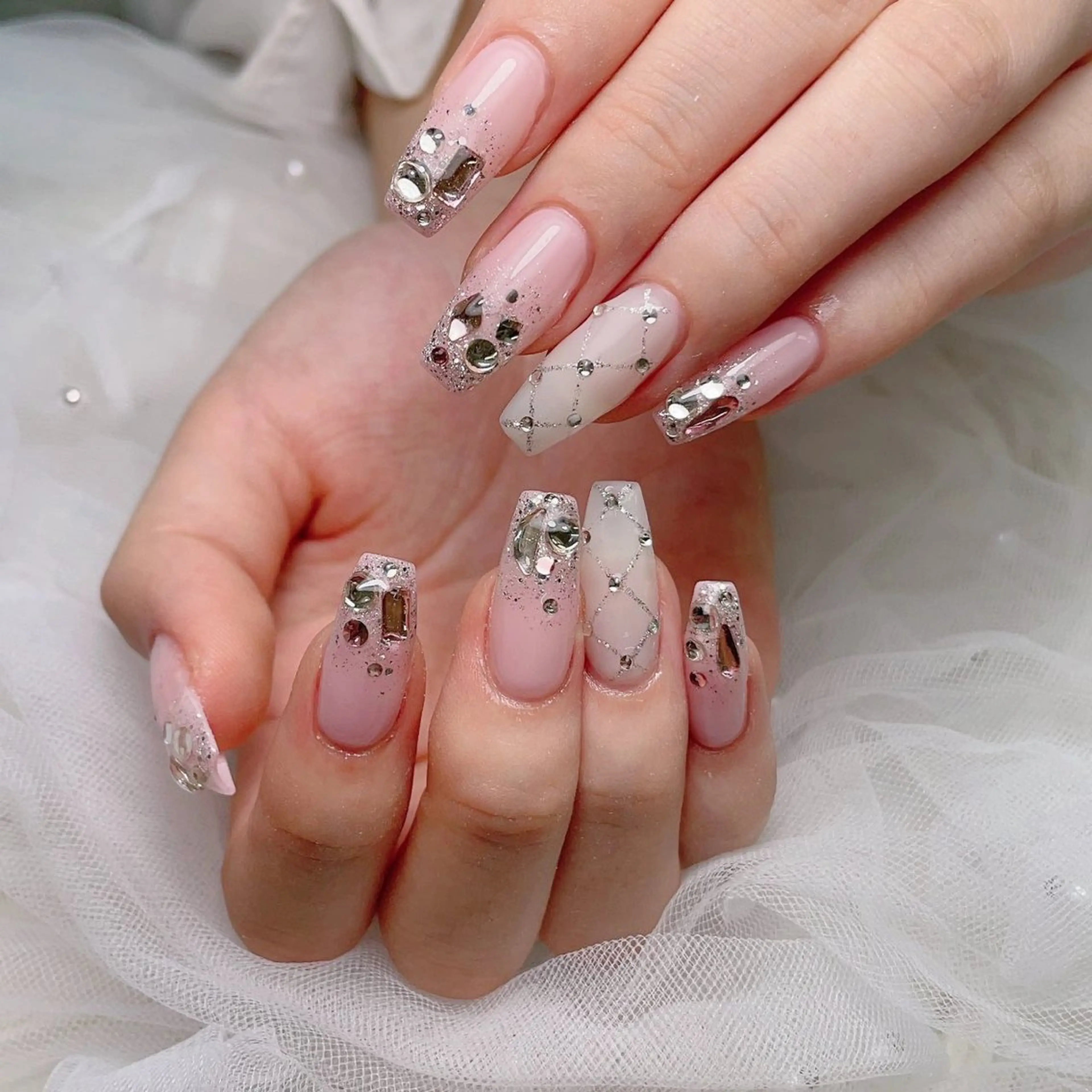 ネイル チークネイル フレンチネイル ジェルネイル マグネットネイル 持ち込み ハンドネイル lucky nail 歌舞伎町のネイルデザイン