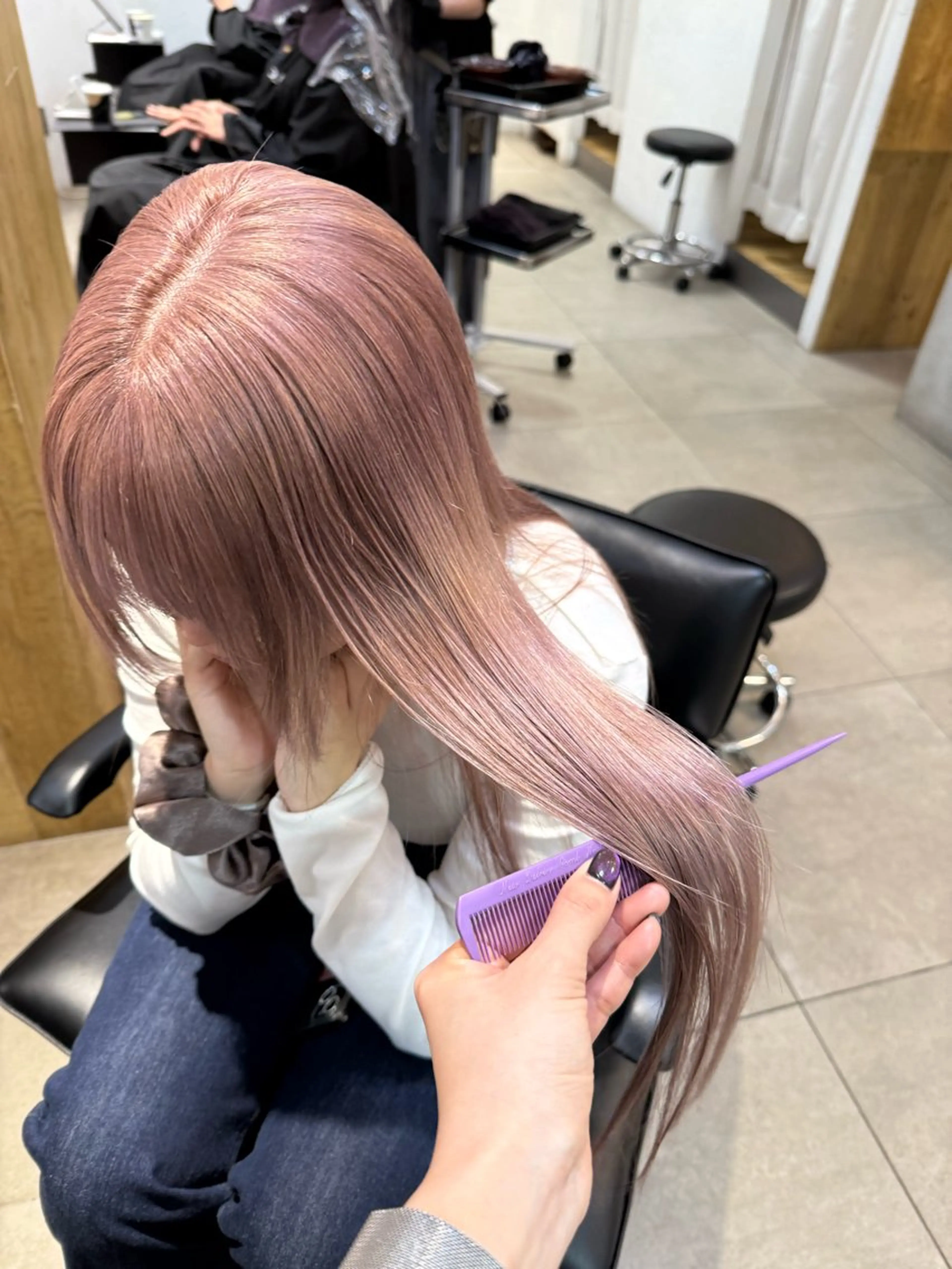 ロング カラー ミルクティー× グレージュMOMOのヘアスタイル