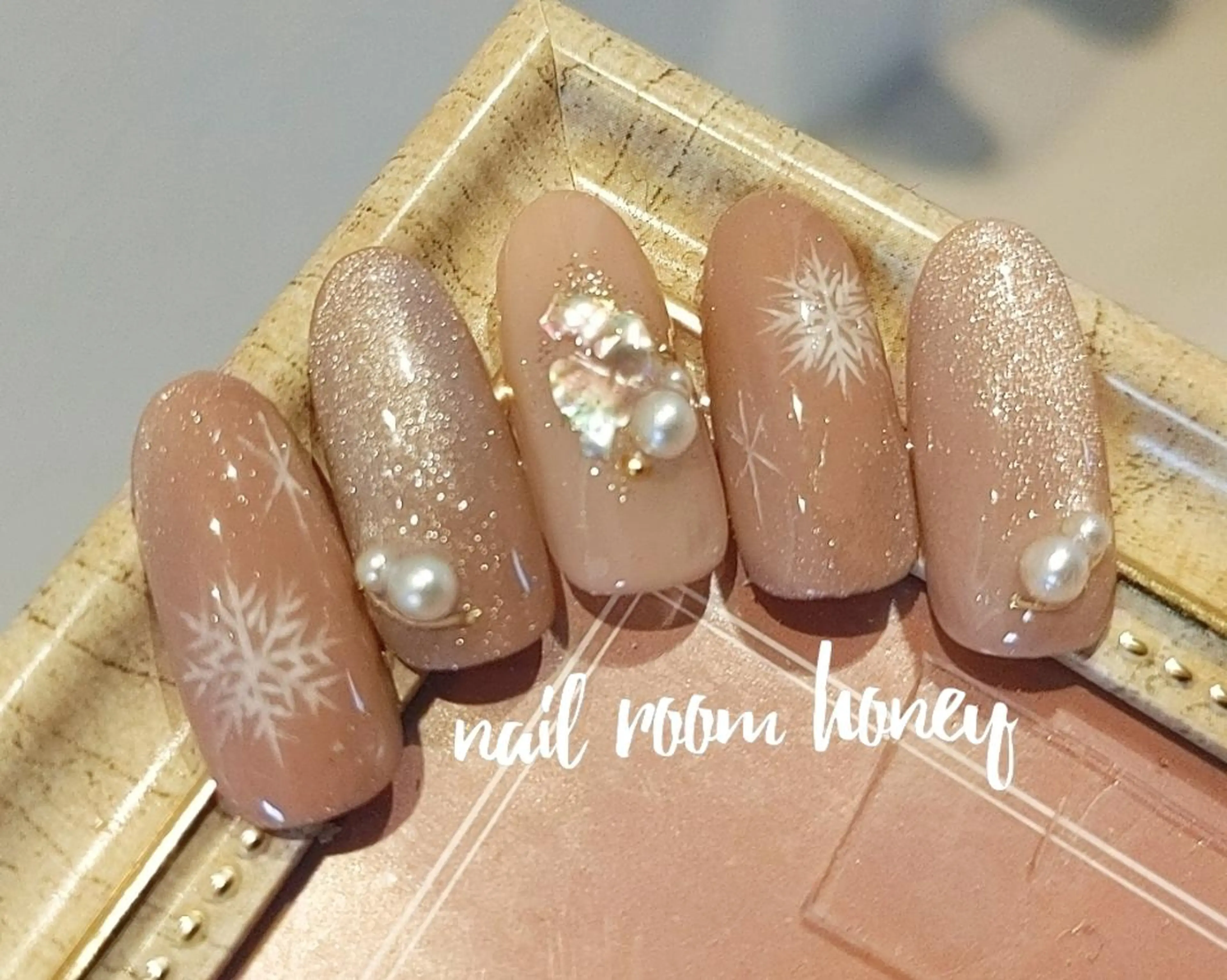 ミディアム ネイル キラキラネイル マグネットネイル nail room  honeyのネイルデザイン