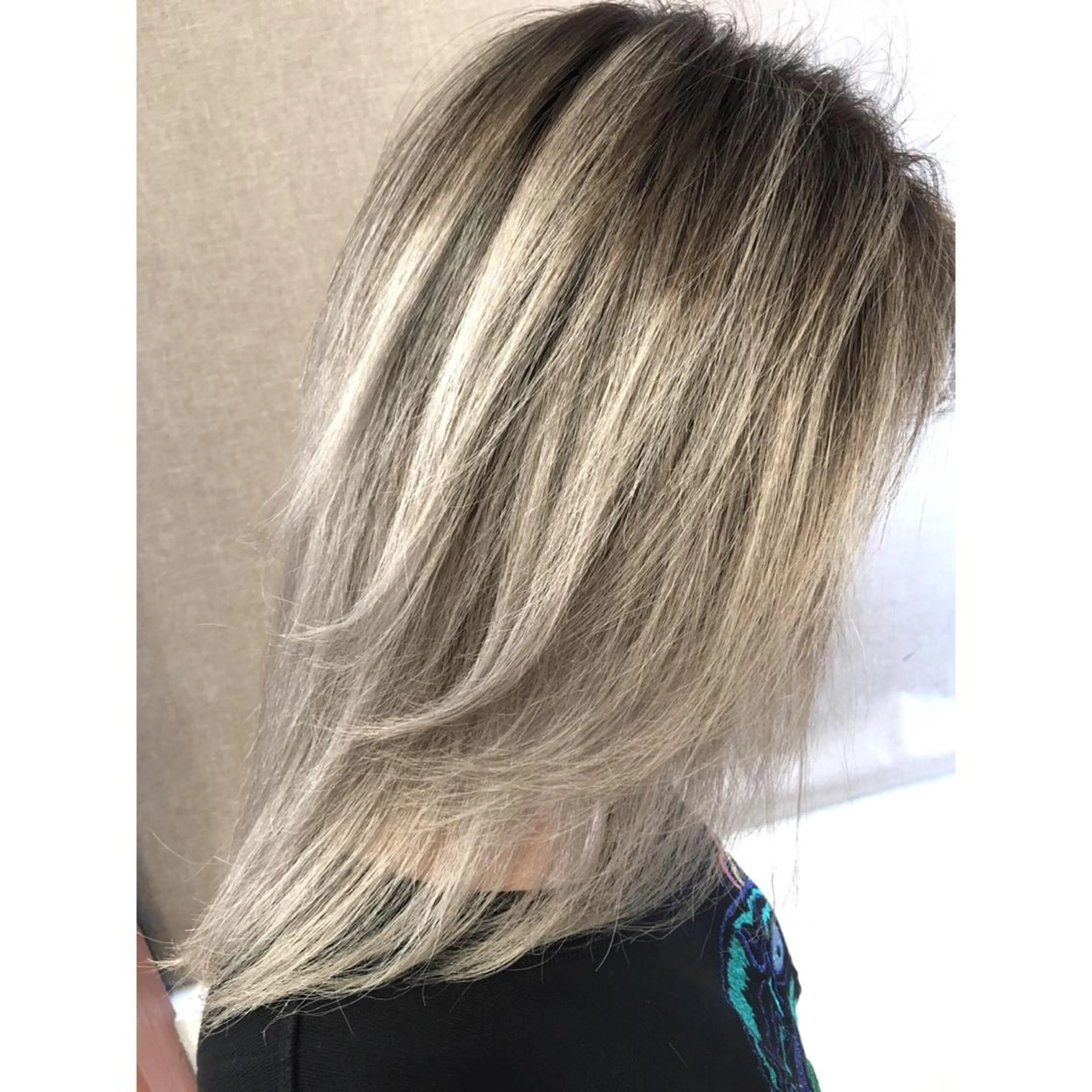 ショート カラー バレイヤージュ シルバー レイヤーカット 井上 一平のヘアスタイル