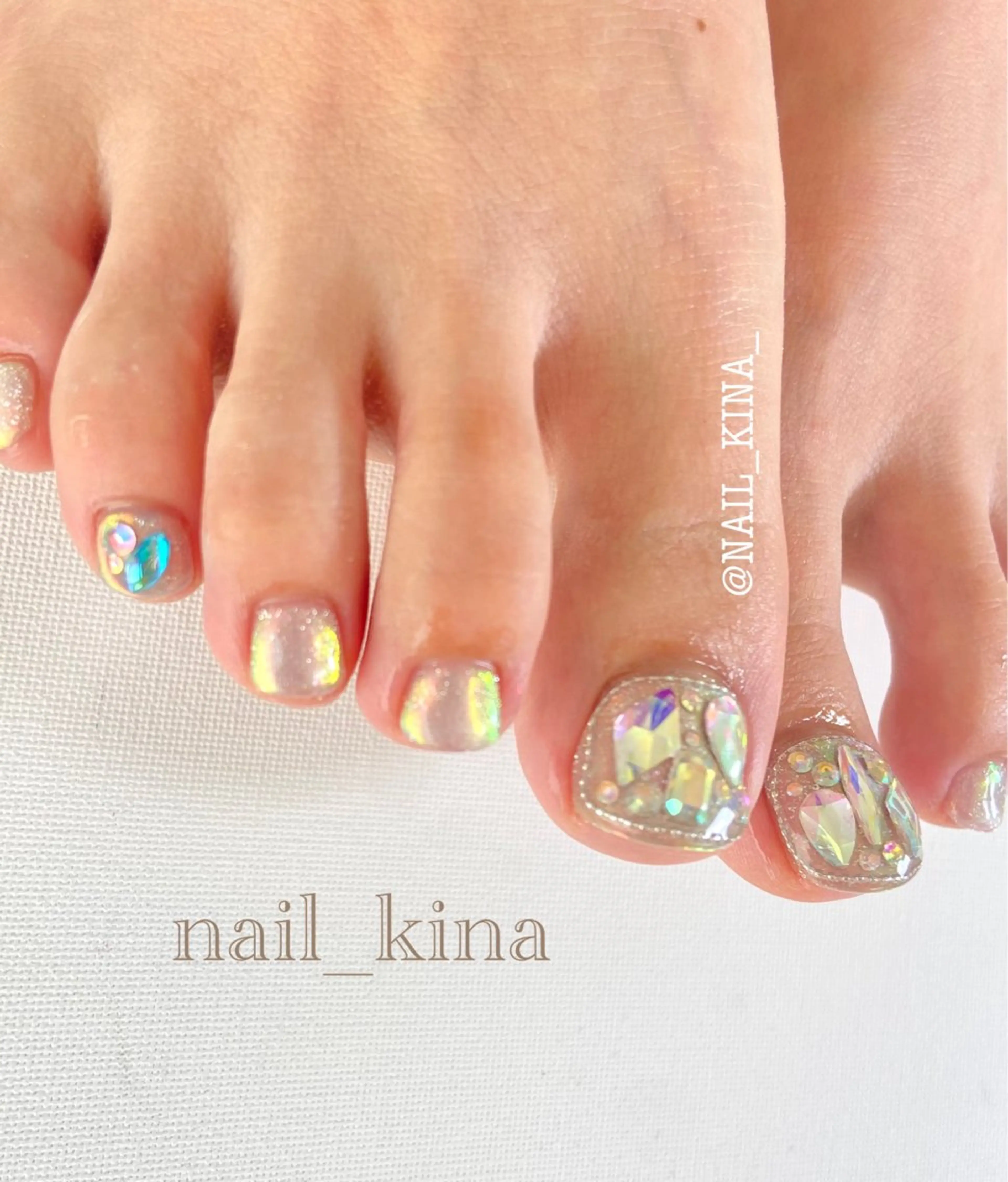 ネイル フットネイル 持ち込み ストーンネイル ワンホンネイル nail_ kinaのネイルデザイン