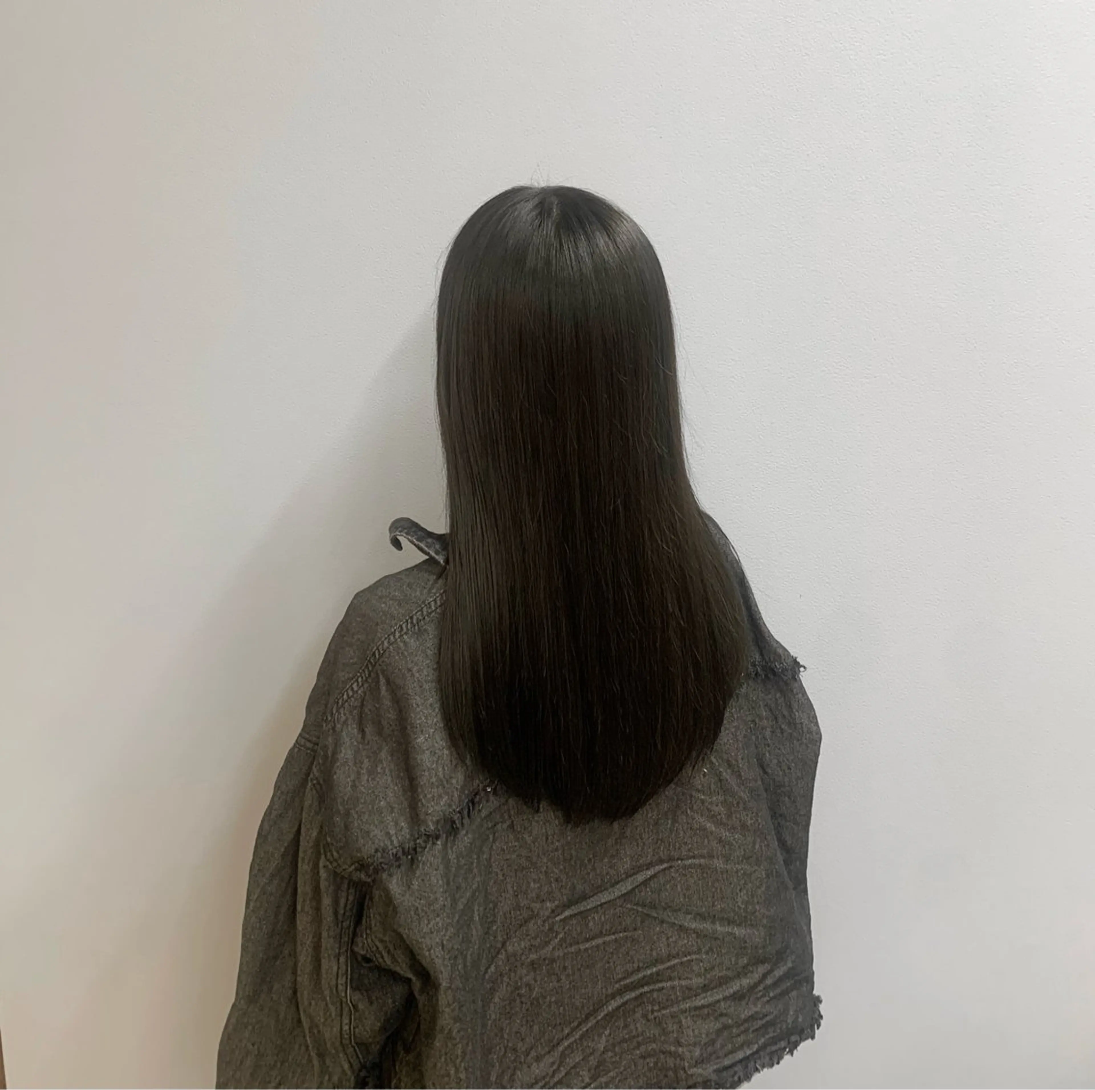 セミロング カラー ブルーカラー グレージュ 山崎 美羽のヘアスタイル