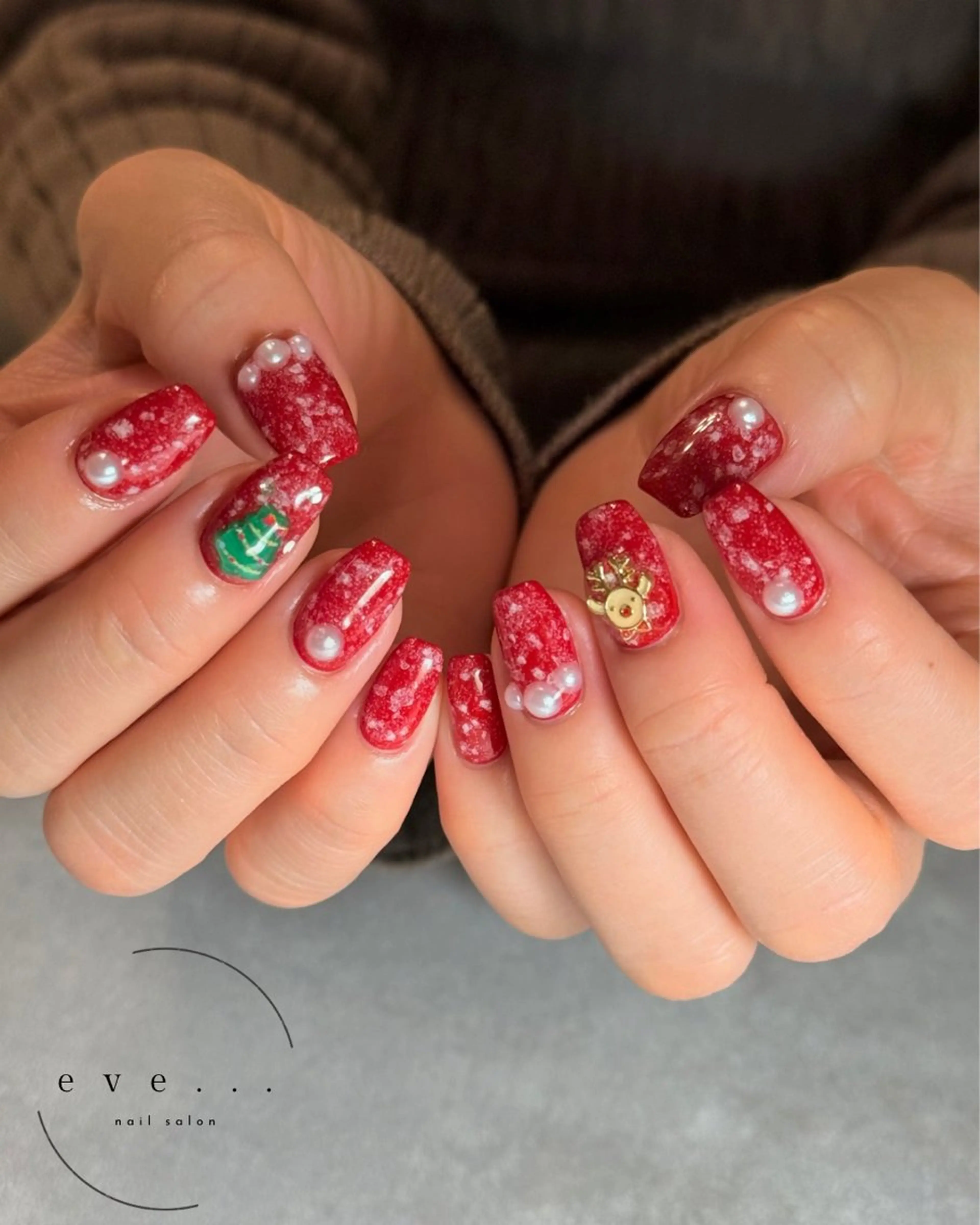 ネイル 赤色 冬ネイル クリスマス ハンドネイル nail salon eve...のネイルデザイン