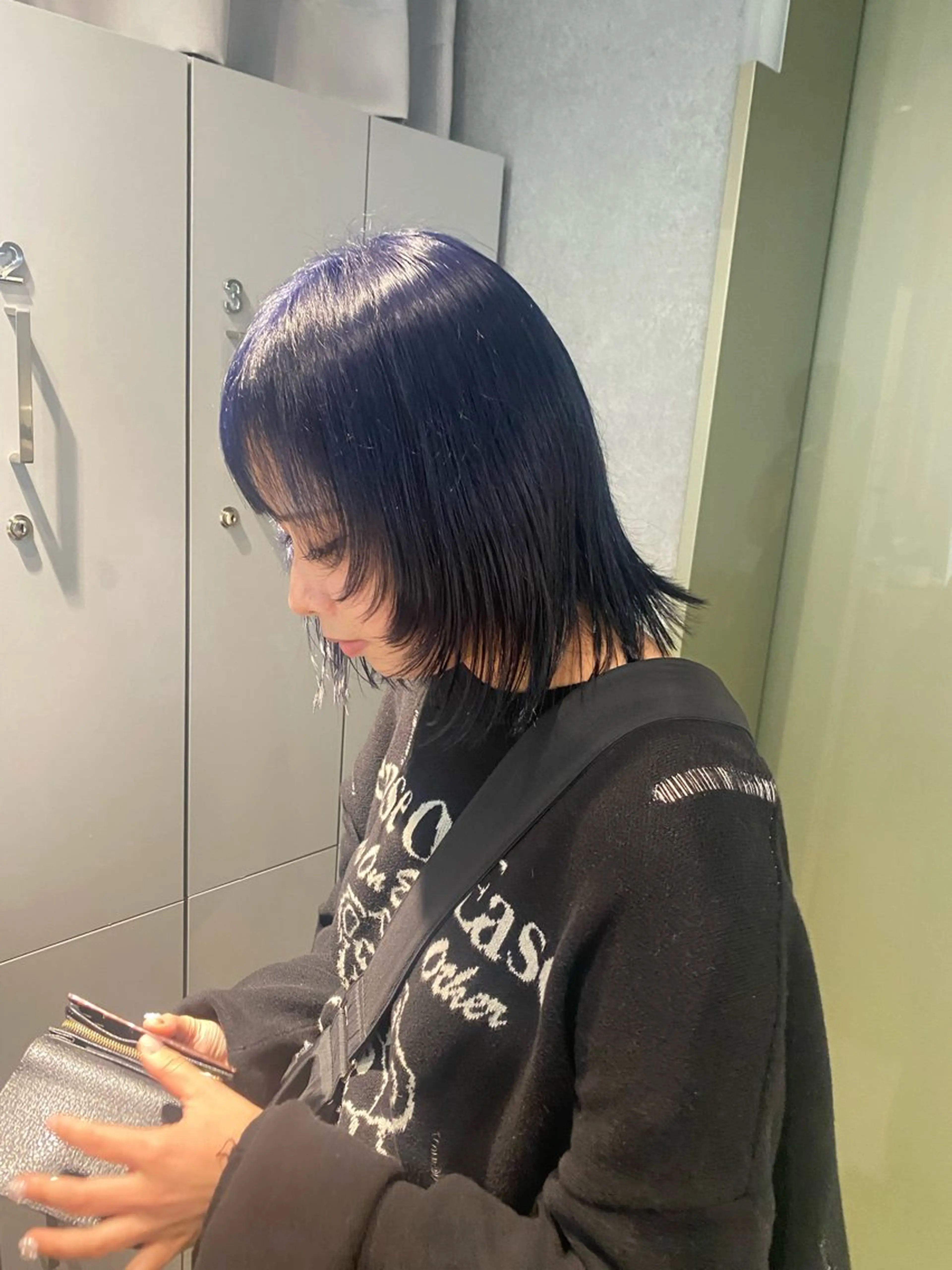 ミディアム カラー ブリーチ デザインカラー ハイトーンカラー ネイビーカラー 顔まわりレイヤー jyui/原宿 ハイトーン/デザインのヘアスタイル