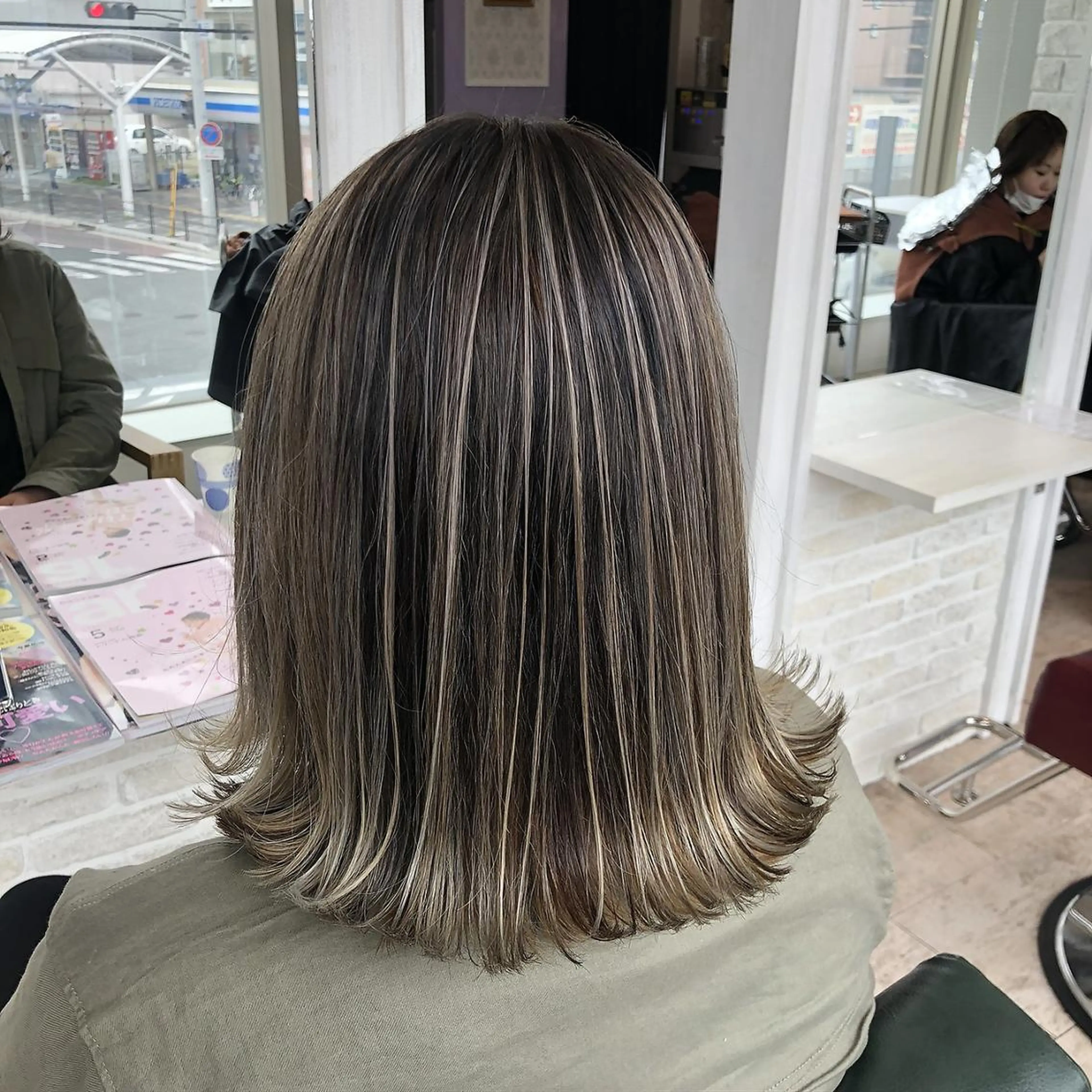 ミディアム カラー バレイヤージュ ベージュカラー レイヤーカット ANGELICA JR奈良店のヘアスタイル