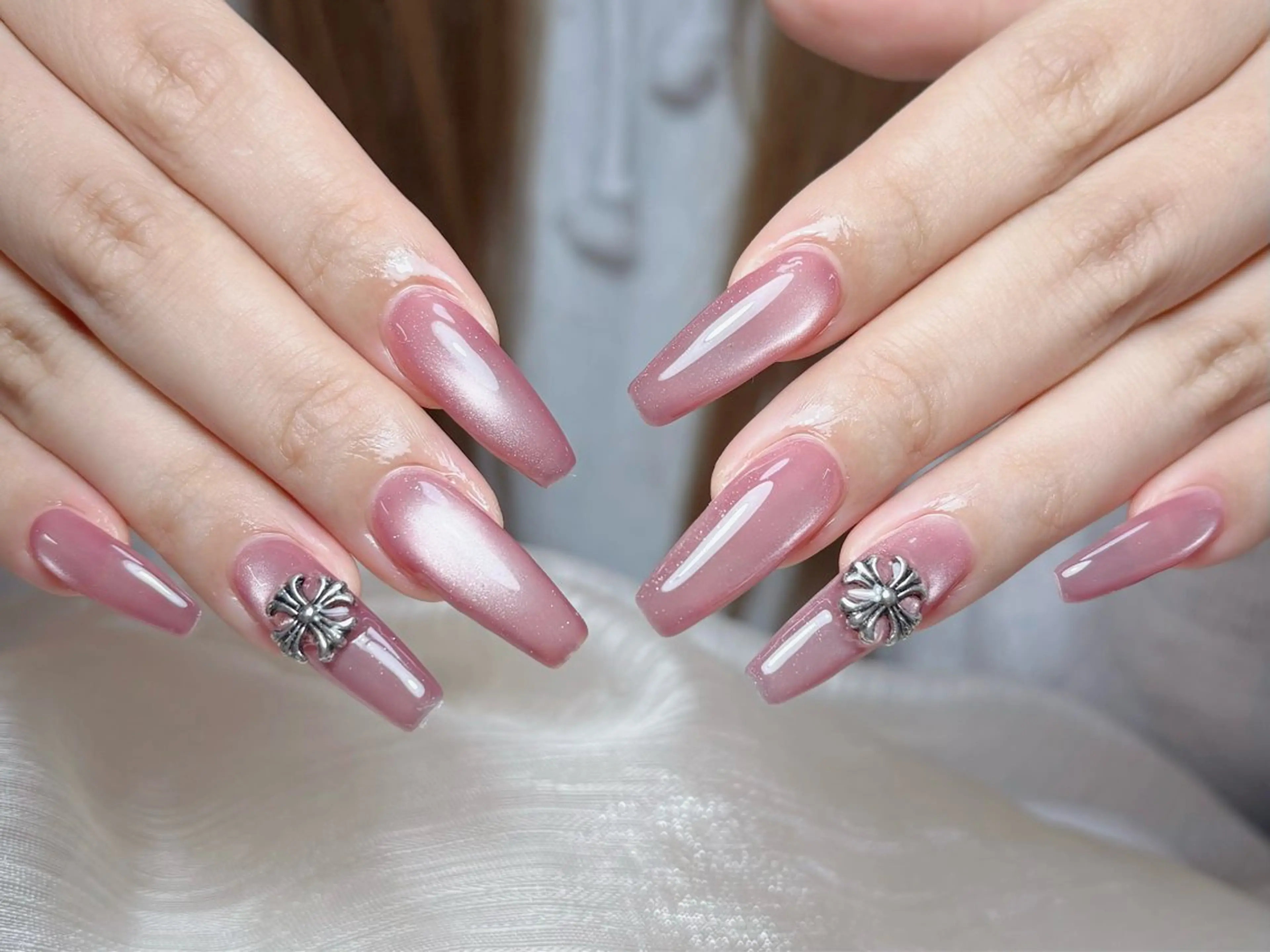 ネイル オーロラネイル チークネイル フレンチネイル ジェルネイル ガラスフレンチ ハンドネイル ハンドケア Nail Jolieのネイルデザイン