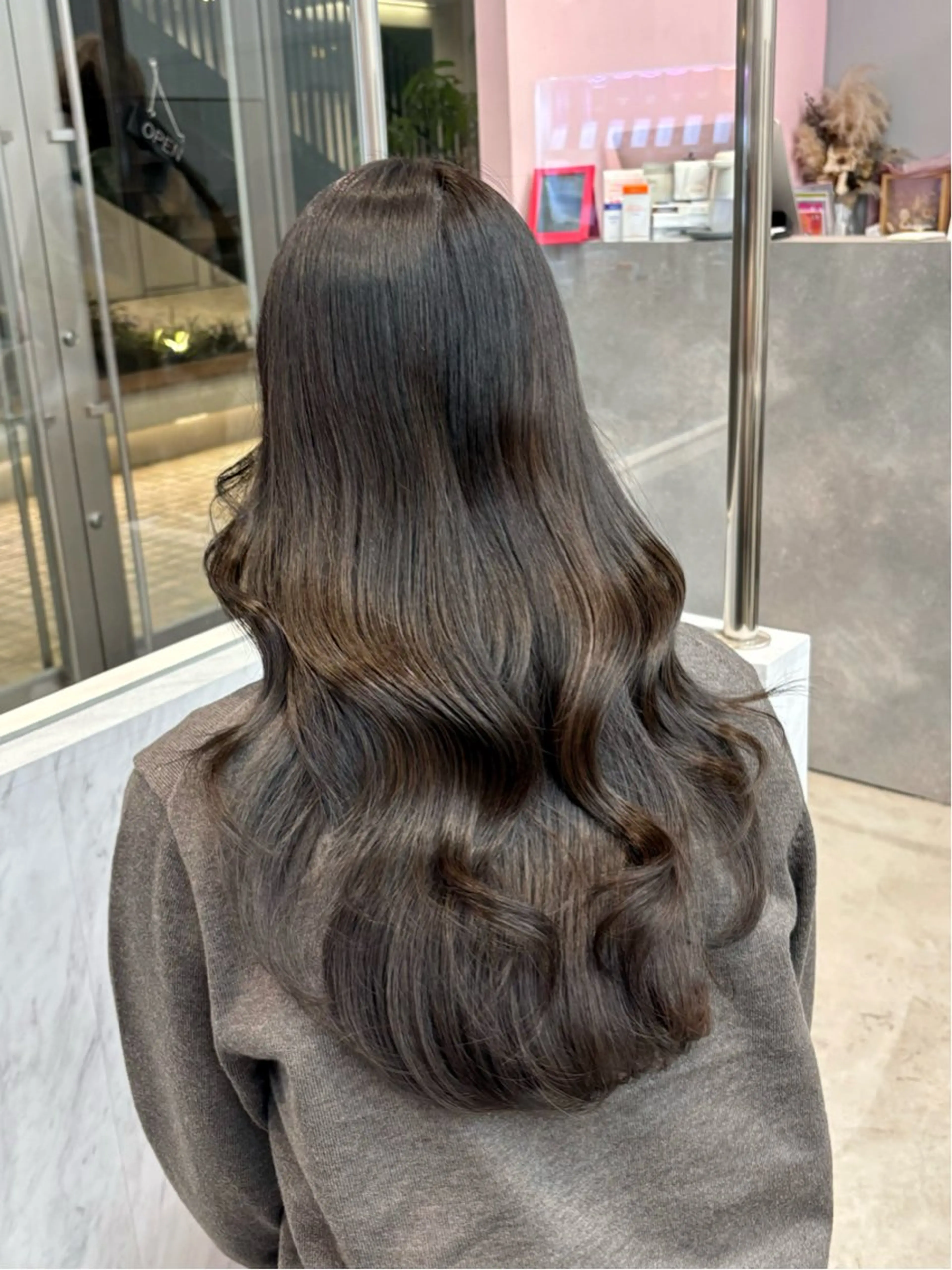 ロング カラー ダークグレー ダークグレージュ グレージュ ヘアカラー トリートメント 𝒎𝒐𝒆🩰 名駅/ヘアメ/暖色♡のヘアスタイル