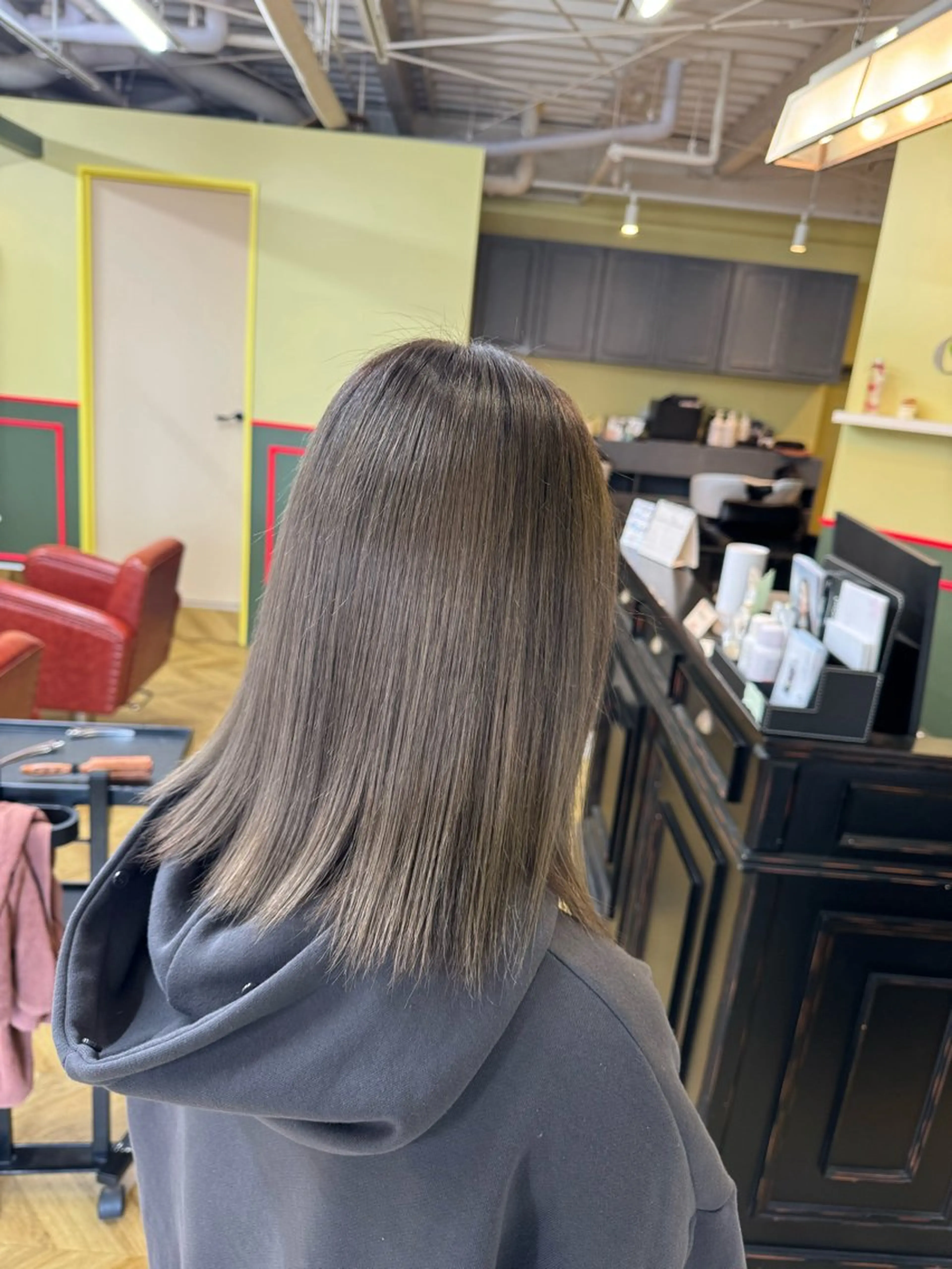 ミディアム カラー グレージュ ヘアカラー 米倉 麻衣のヘアスタイル