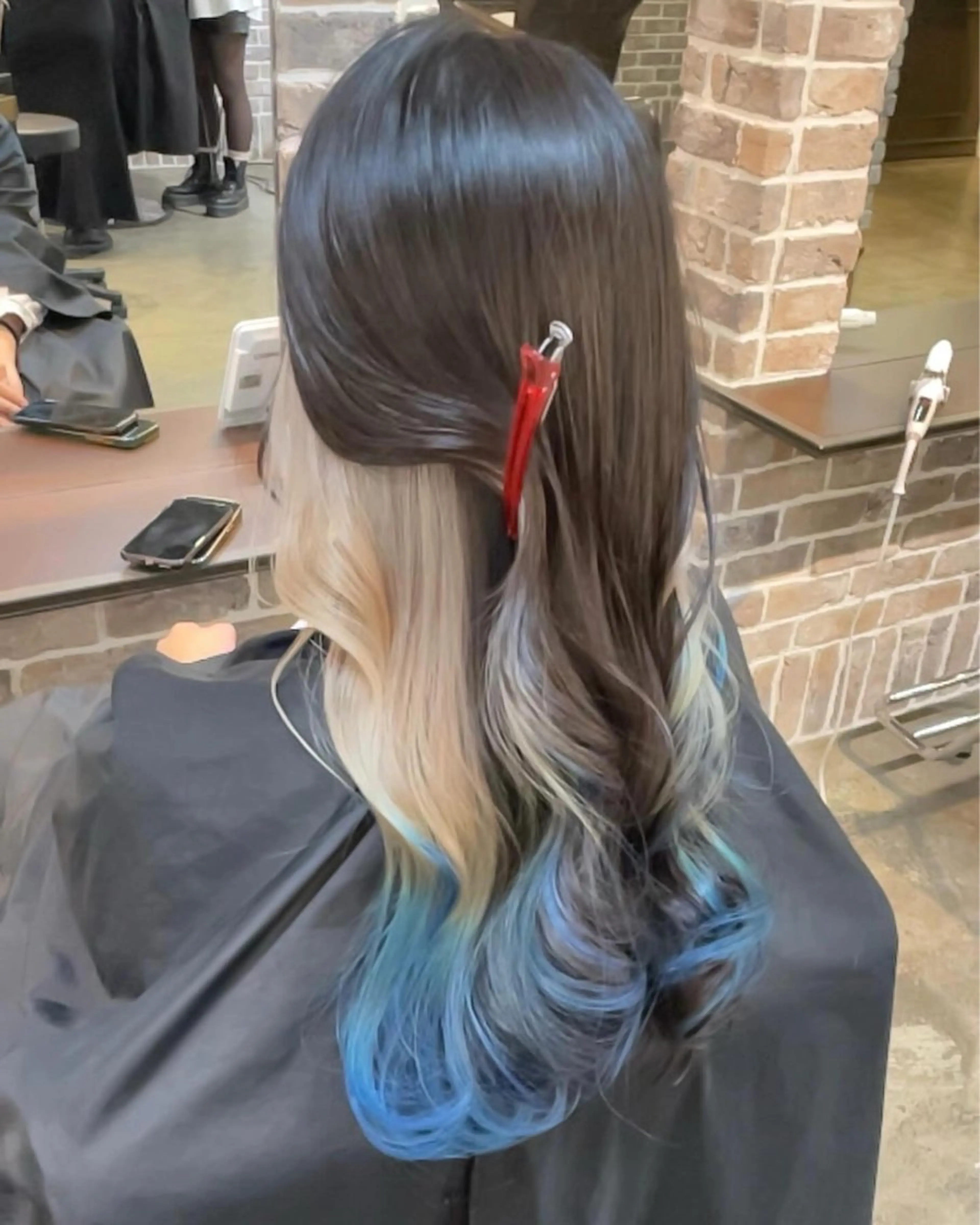 ロング カラー ベージュカラー ブルーカラー グラデーションカラー インナーカラー ホワイトベージュ 艶カラー/インナー /グラデ/大西小百合のヘアスタイル