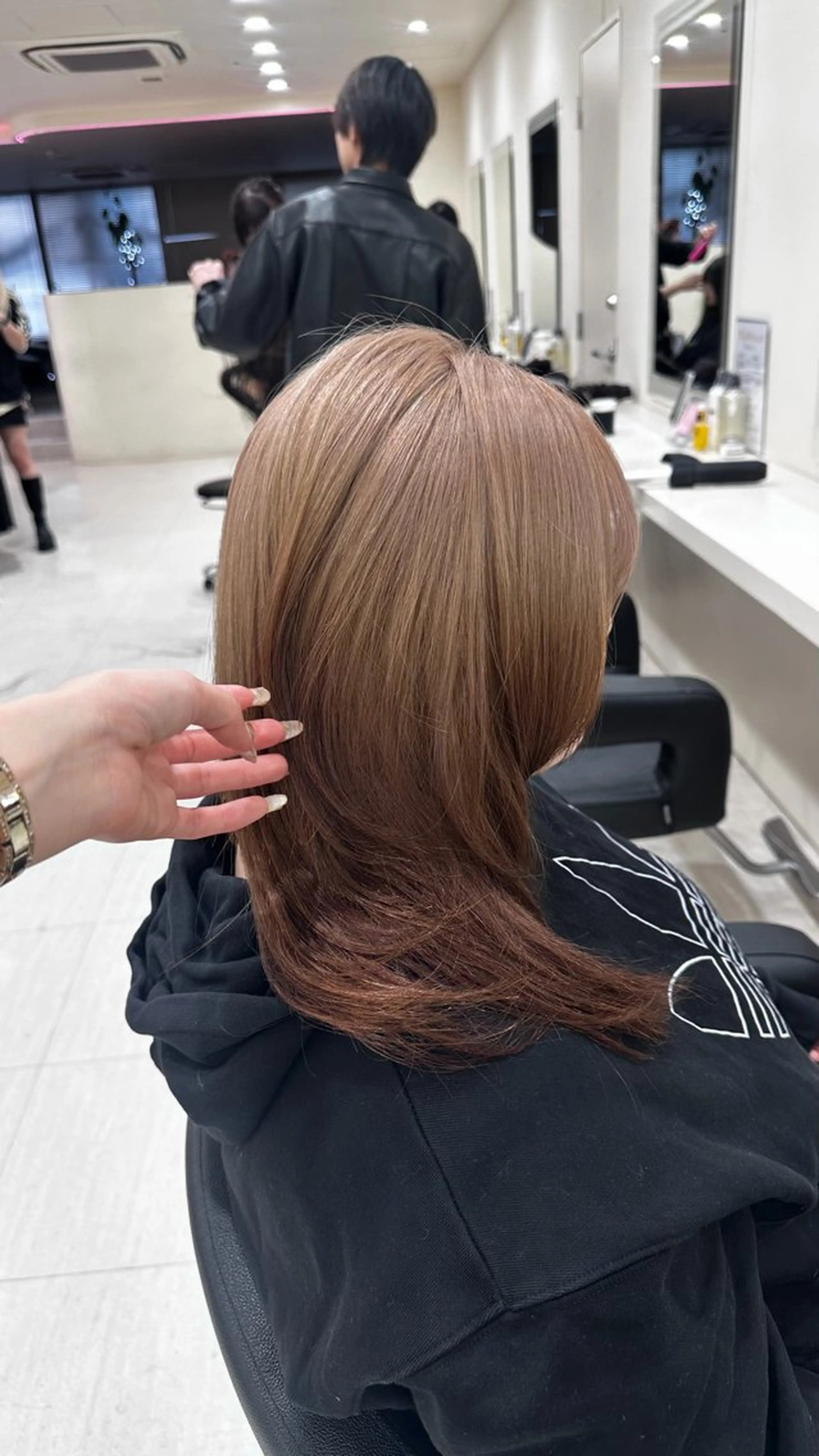 セミロング ヘアカラー ️🫧 AINE 🫧ハイトーンカラーのヘアスタイル