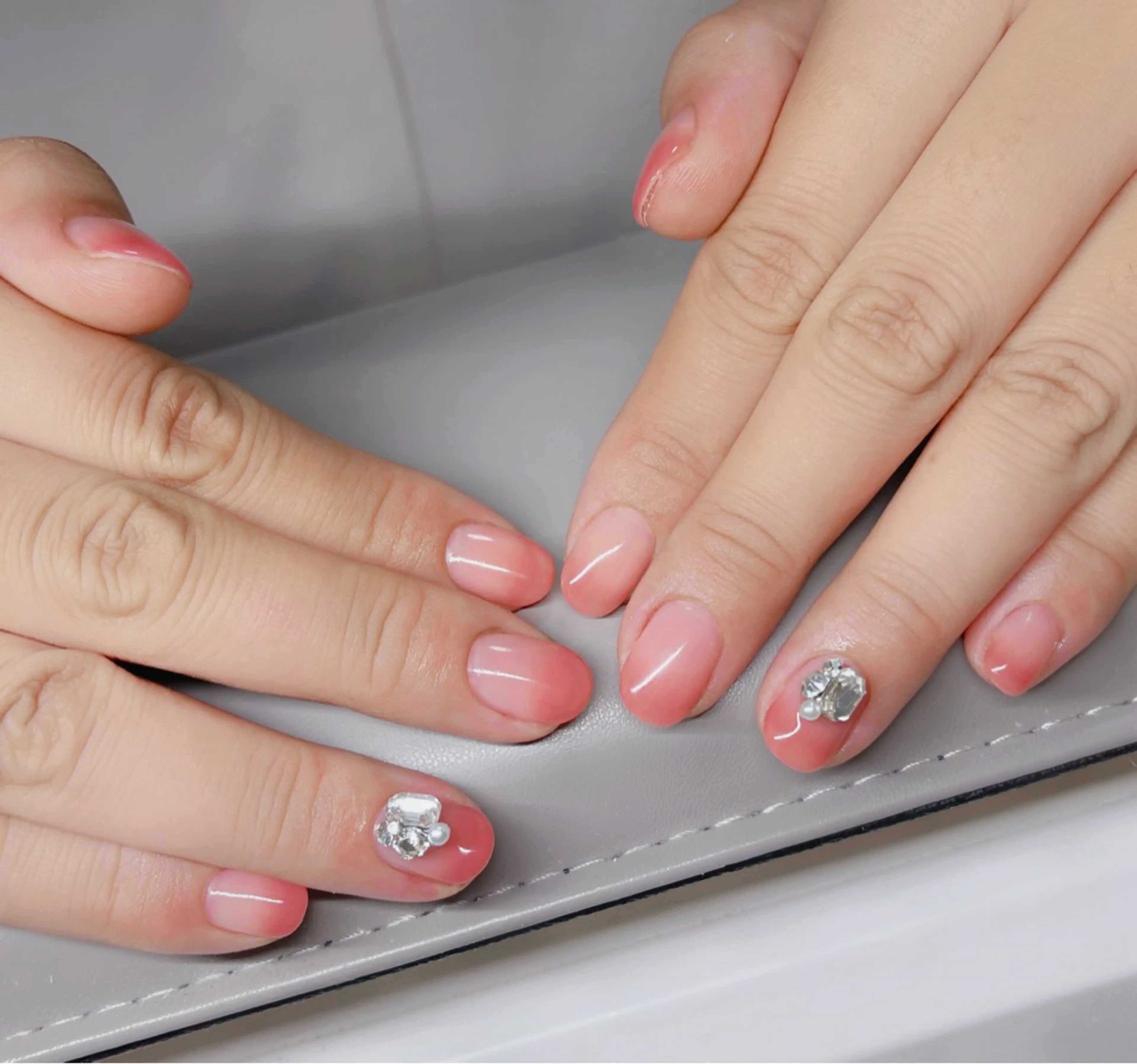 ネイル オーロラネイル 長さ出し フットネイル 韓国ネイル ラメ(グリッター) ハンドネイル 👍thumbs up nail👍のネイルデザイン