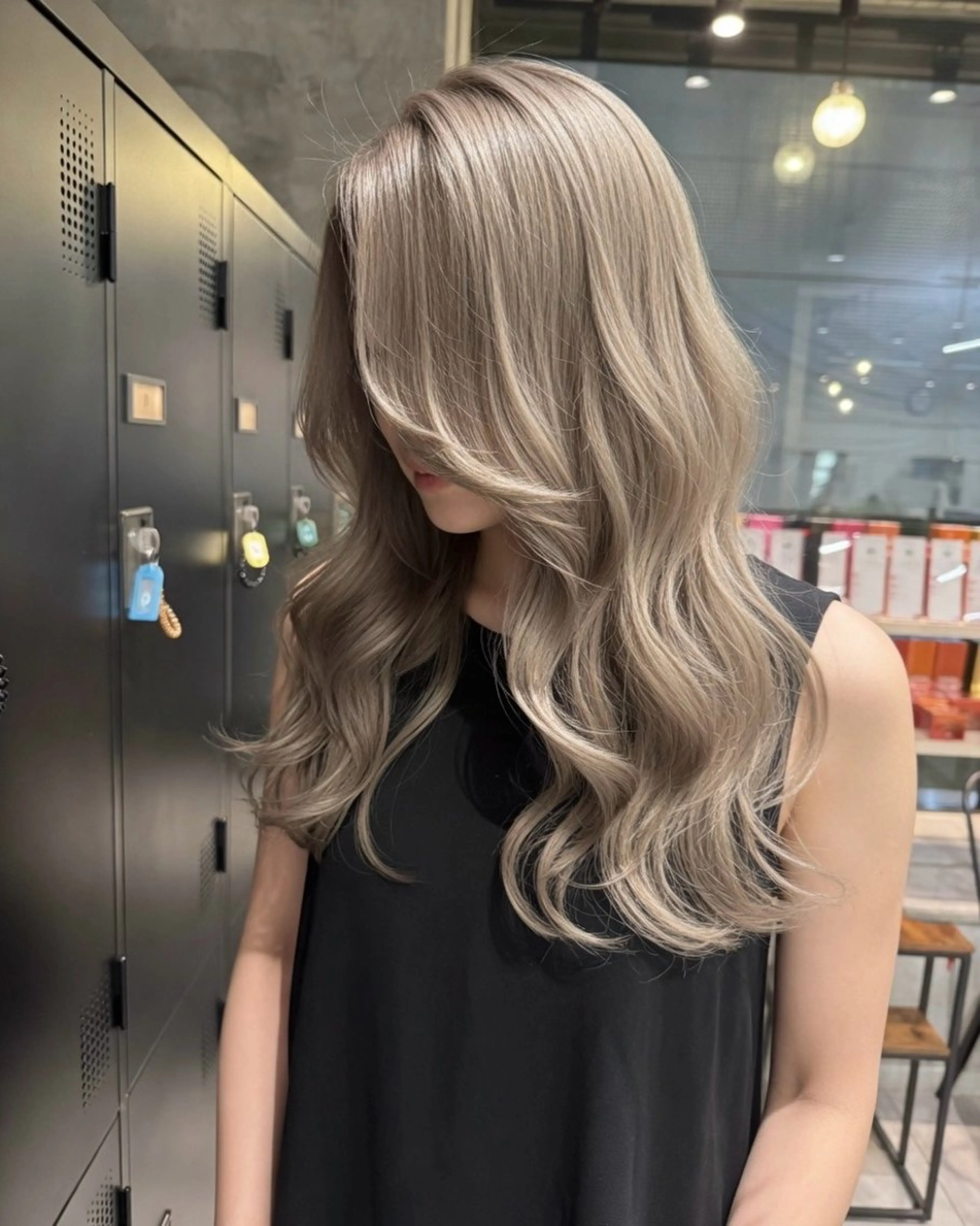 セミロング カラー パーマ ヘアアレンジ ベージュカラー ブロンド ハイトーンカラー ミルクティーベージュ カット ヘアカラー ハイトーン特化🤍 浦住のヘアスタイル