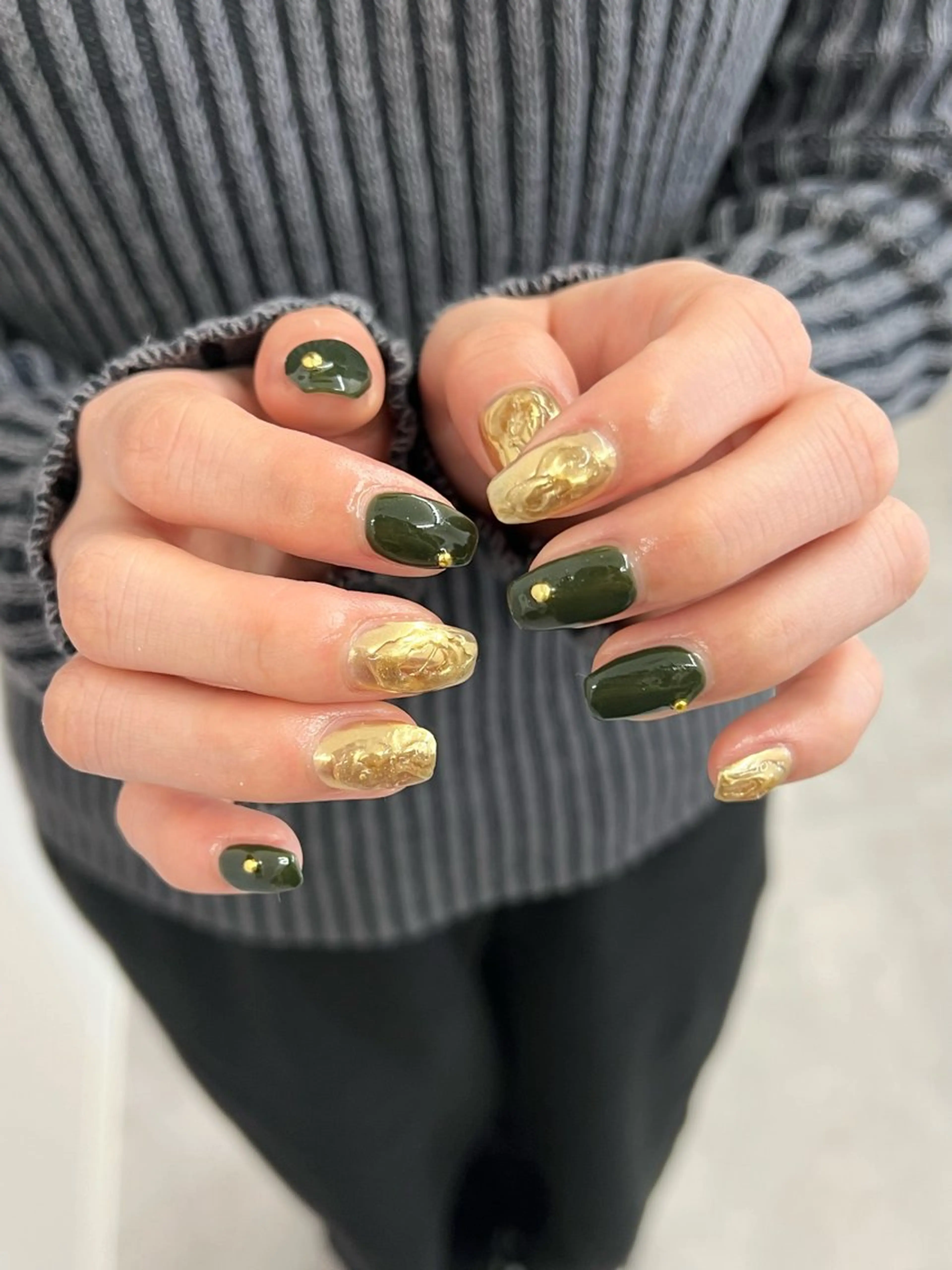 ネイル ジェルネイル ゴールド 卒業式 グリーン マグネットネイル ハンドネイル ハンドケア Bana_ Nailのネイルデザイン