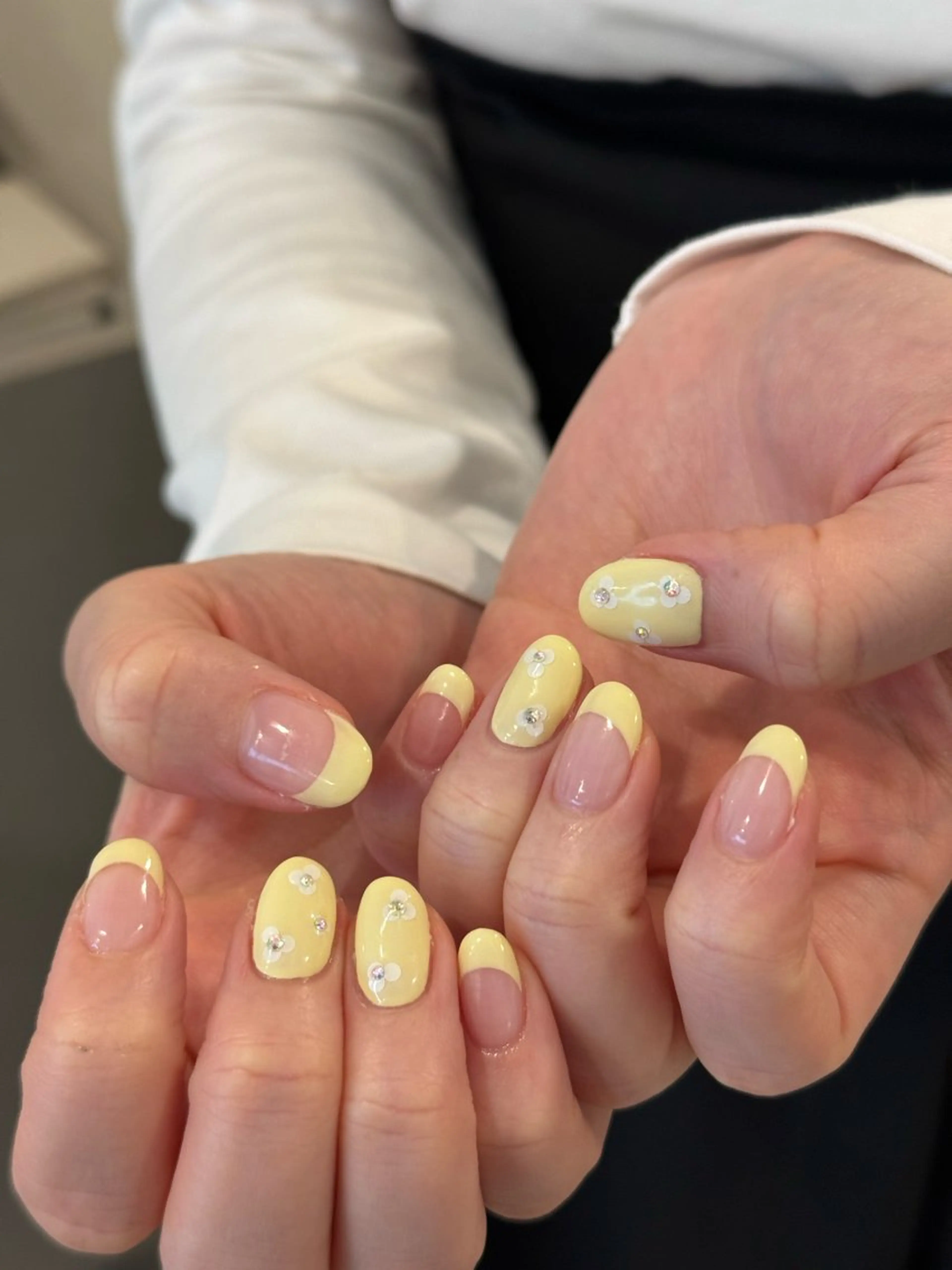 ネイル 春ネイル 黄色 ハンドネイル nr. nayuのネイルデザイン