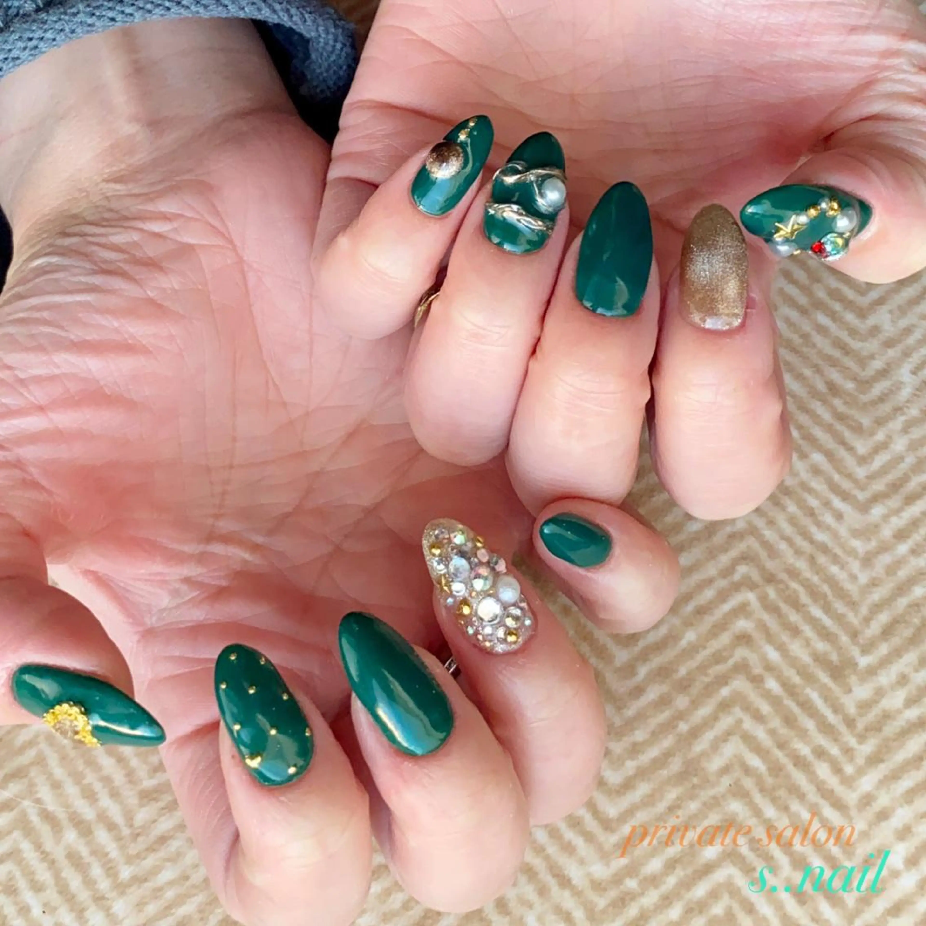 ネイル グリーン 赤色 冬ネイル クリスマス ハンドネイル フットネイル s..nail / MORITAのネイルデザイン