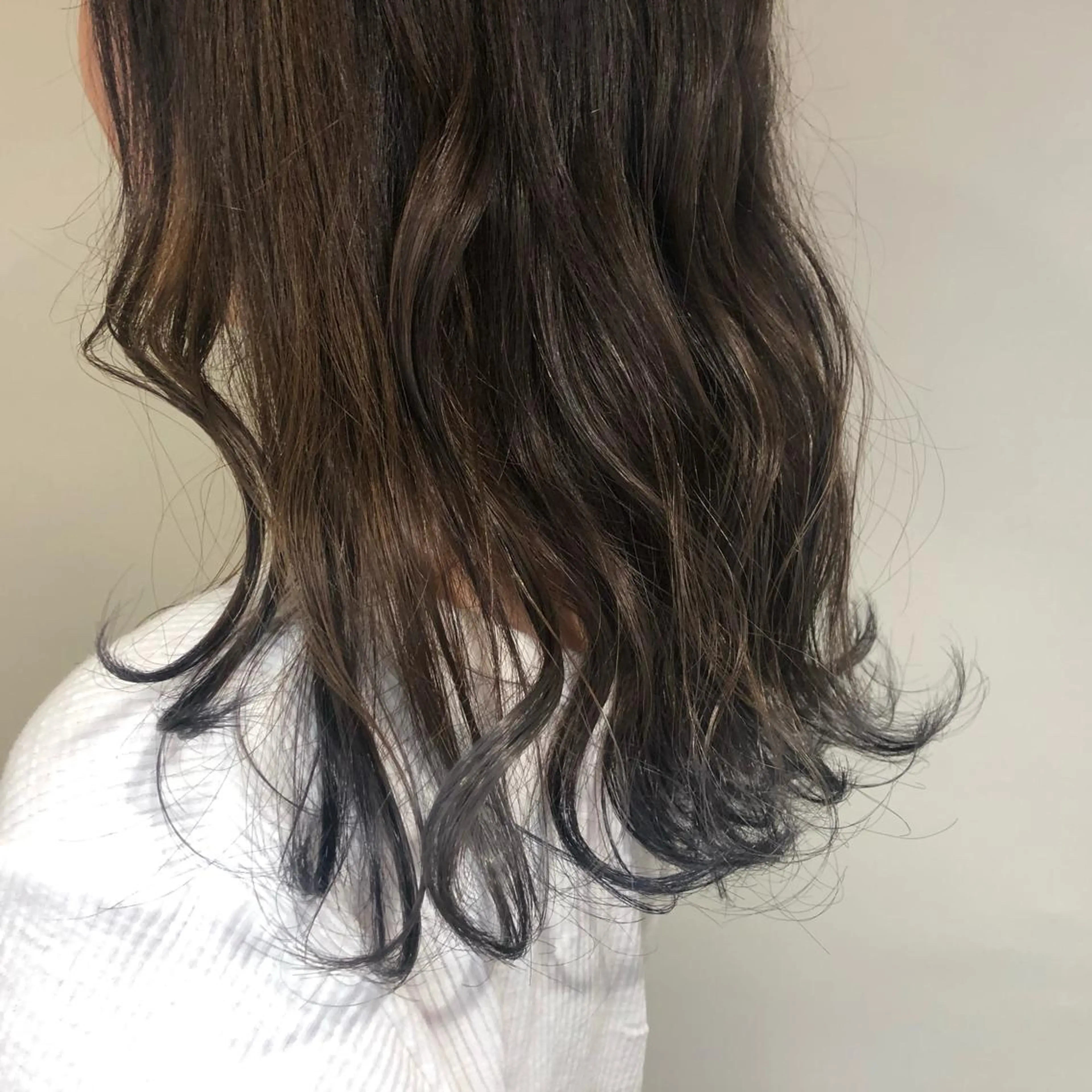 セミロング カラー アッシュ デザインカラー 太田ありさ クリーミーヘアカラーのヘアスタイル
