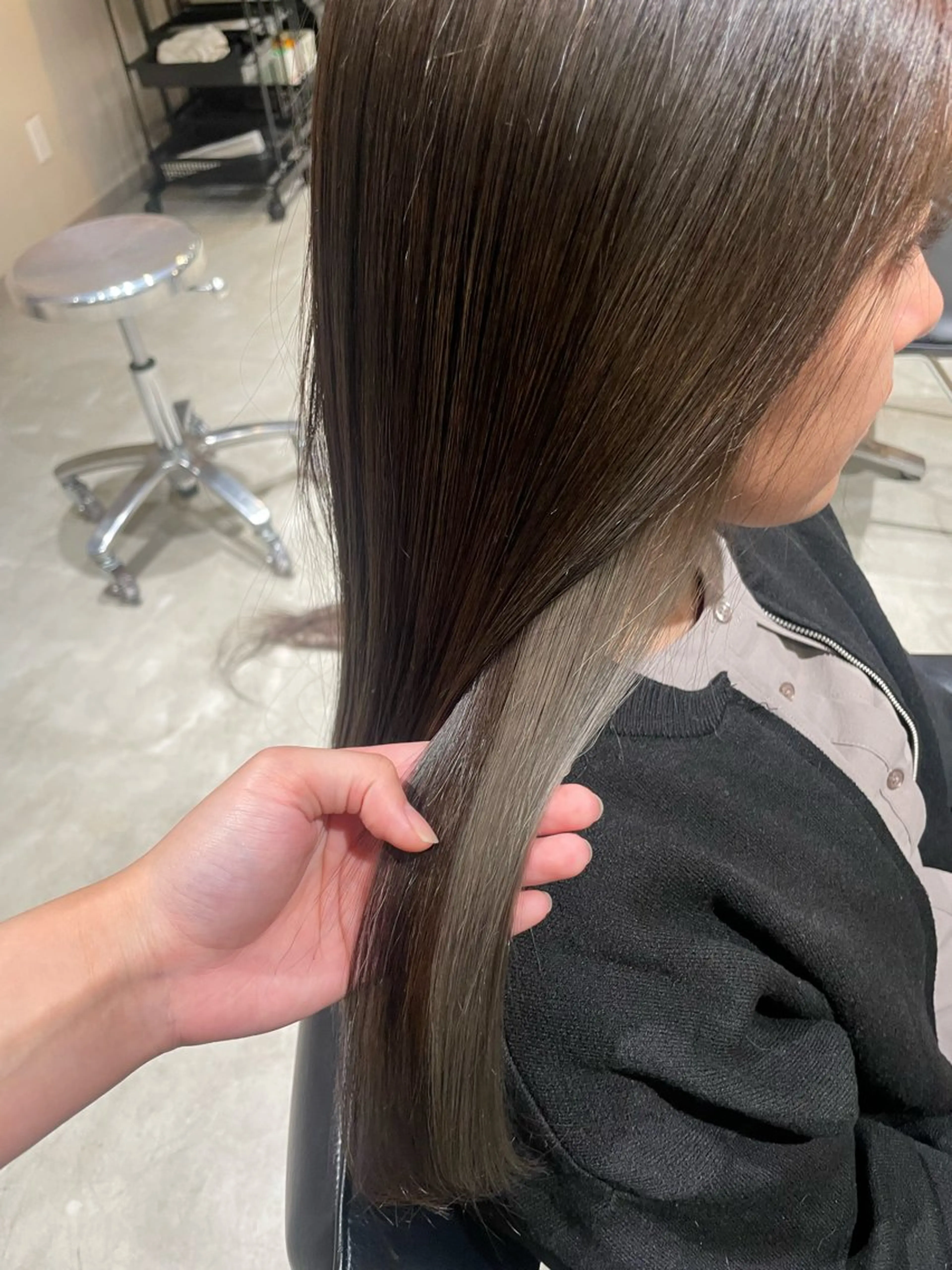 セミロング カラー イヤリングカラー シルバー n i r .所属・渡部 円のヘアスタイル