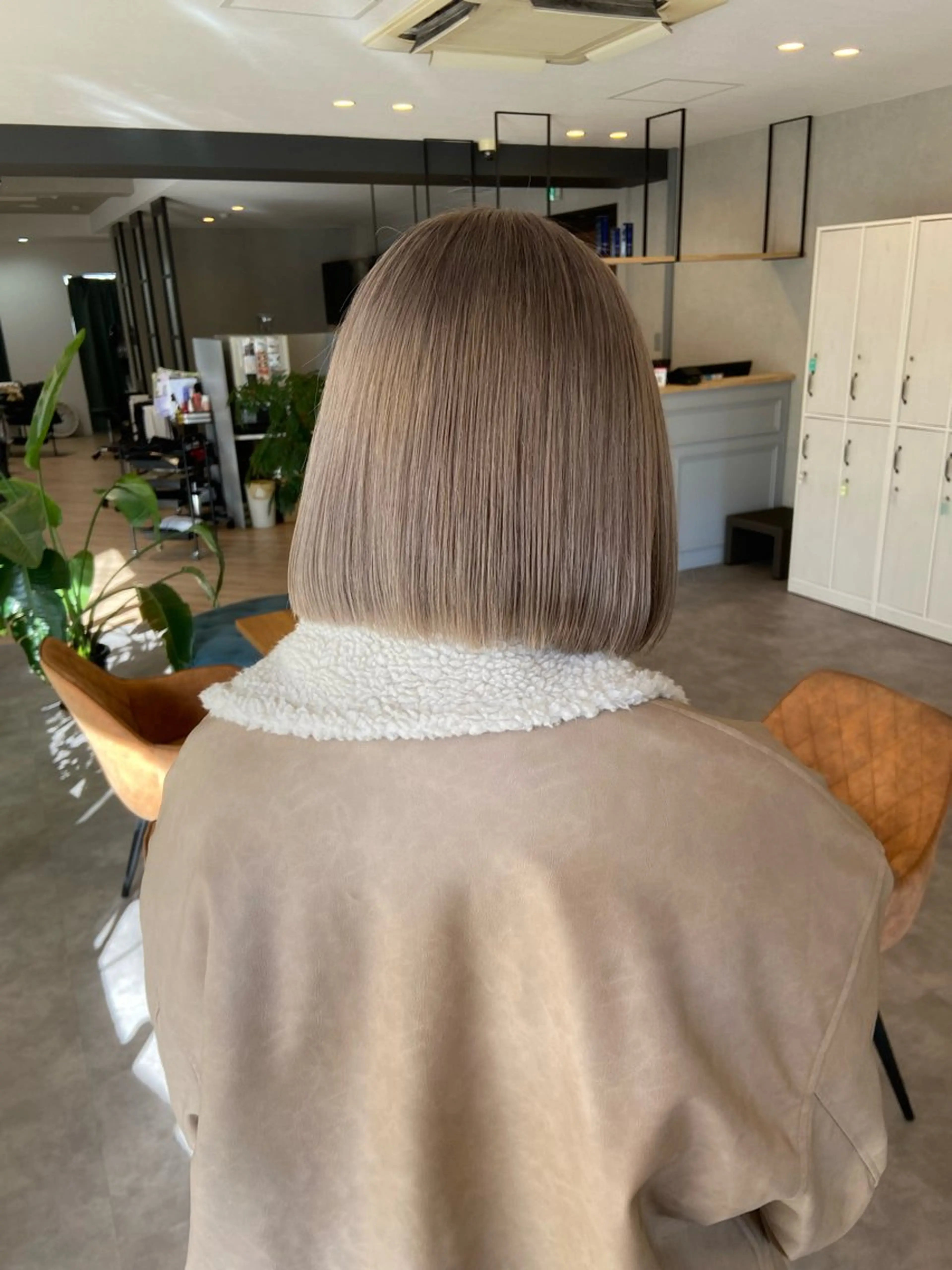 ショート カラー ベージュカラー ブリーチ ホワイトベージュ ヘアカラー トリートメント ELLE&SALLY 石野のヘアスタイル